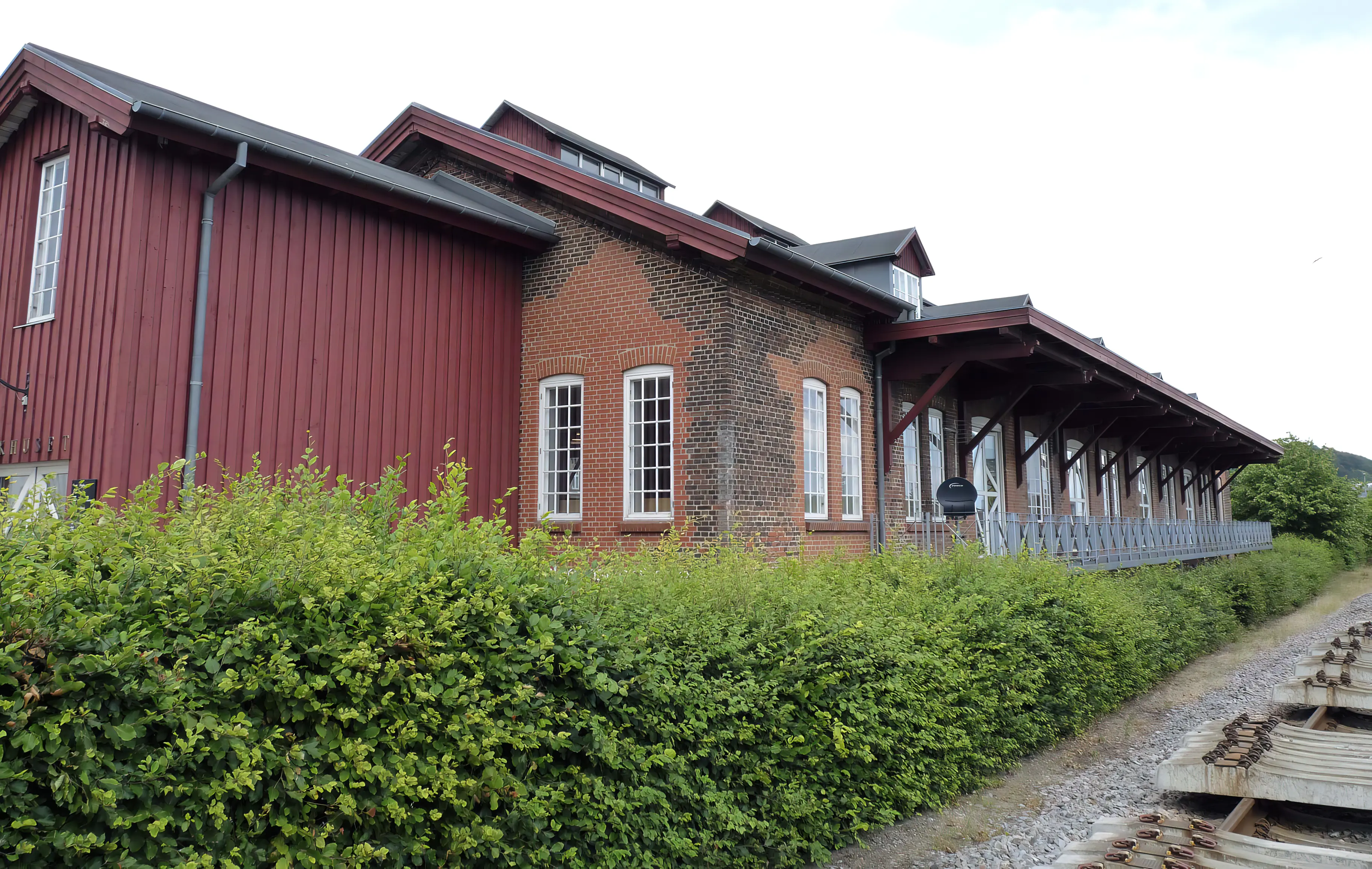 Billede af Østbanetorvet Station - tidligere Århus Øst Station. Her er det gamle pakhus fotograferet fra sporsiden.