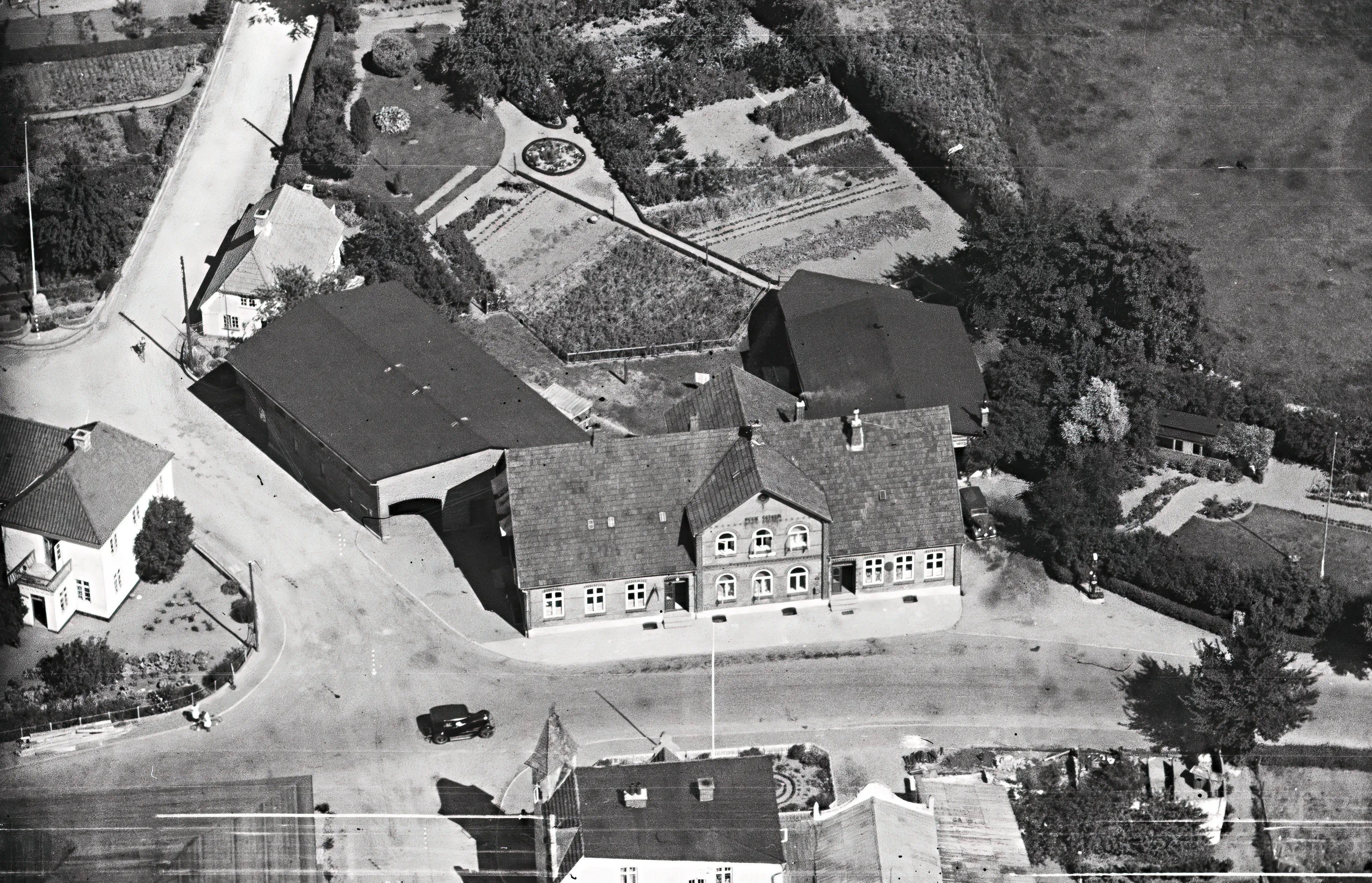 Billede af Varnæs Stationskro - i dag er Rejsestalden/Gildesalen eneste tilbageblevne bygning.