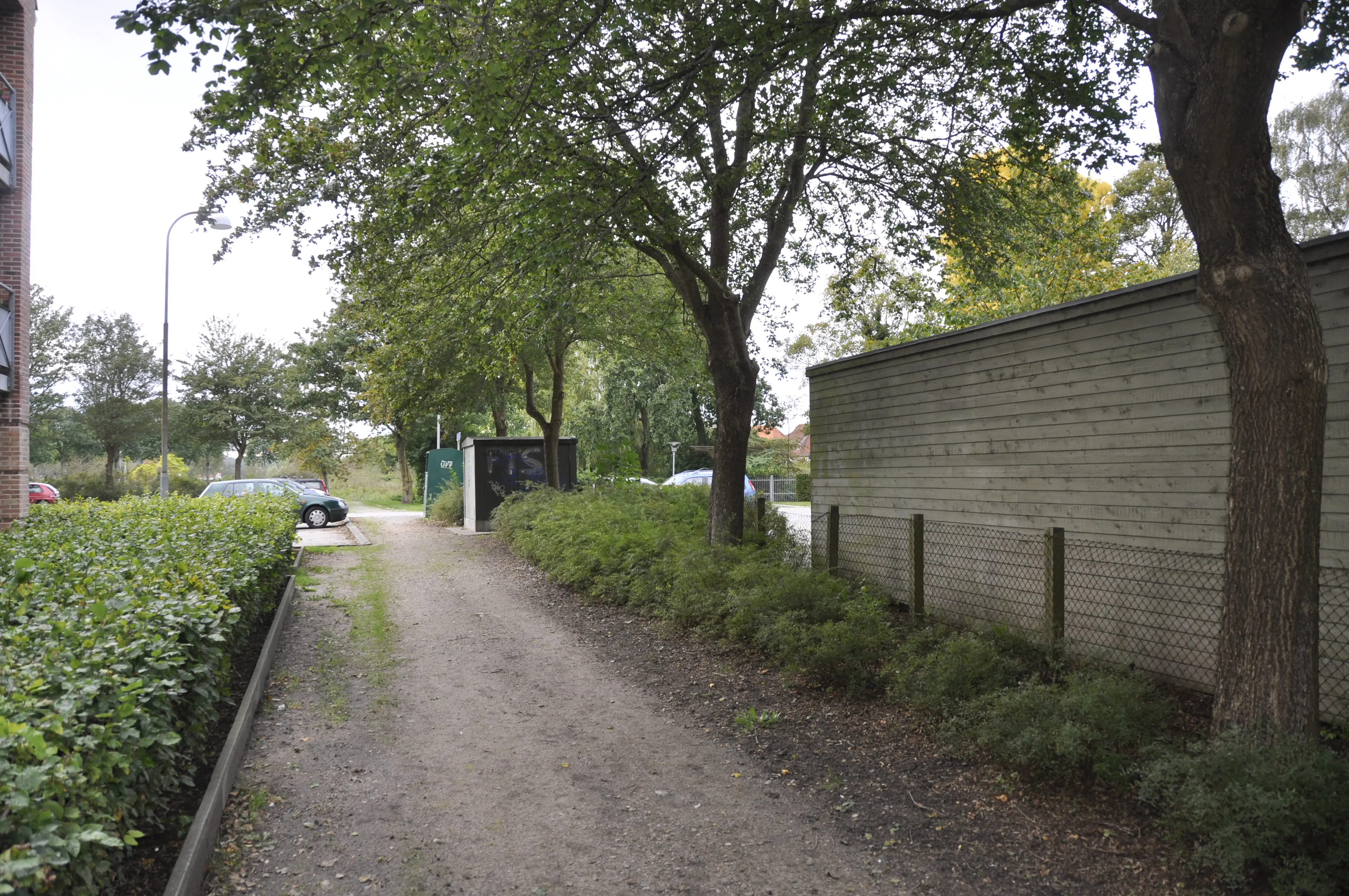 Billede af Aabenraa Sønderport Trinbræt, som lå til højre for træerne i midten af billedet.