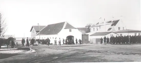 Her ses en større del af sikringsstyrken ved Knudshoved Station under Første Verdenskrig. Bemærk sporet i forgrunden.