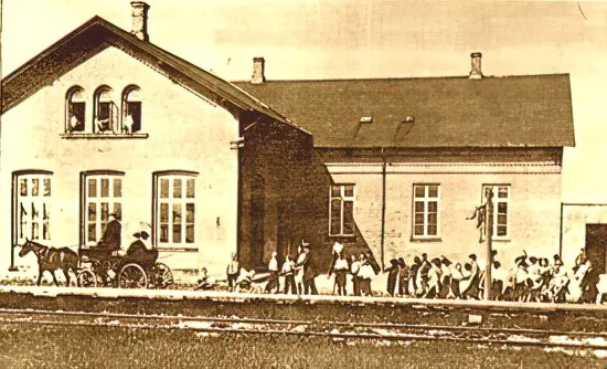 Billede af Knudshoved Station. Knudshoved Station står der endnu og er kun lidt ændret. Foran drengene ses perronen af træ. den forsvandt under krigen 1914-1918.