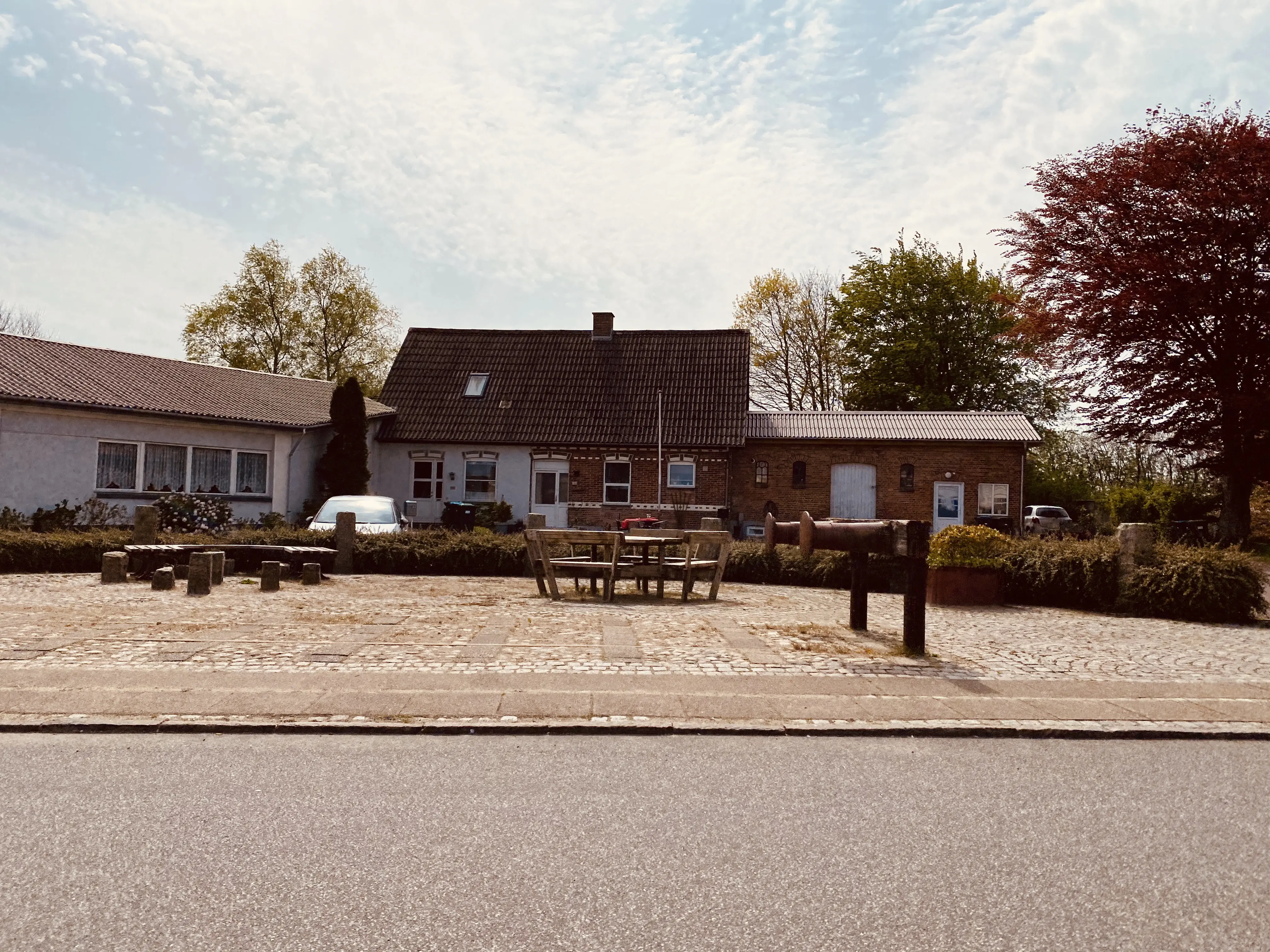 Billede af Branderup Station - bemærk den gamle stopbom forrest til højre i billedet.