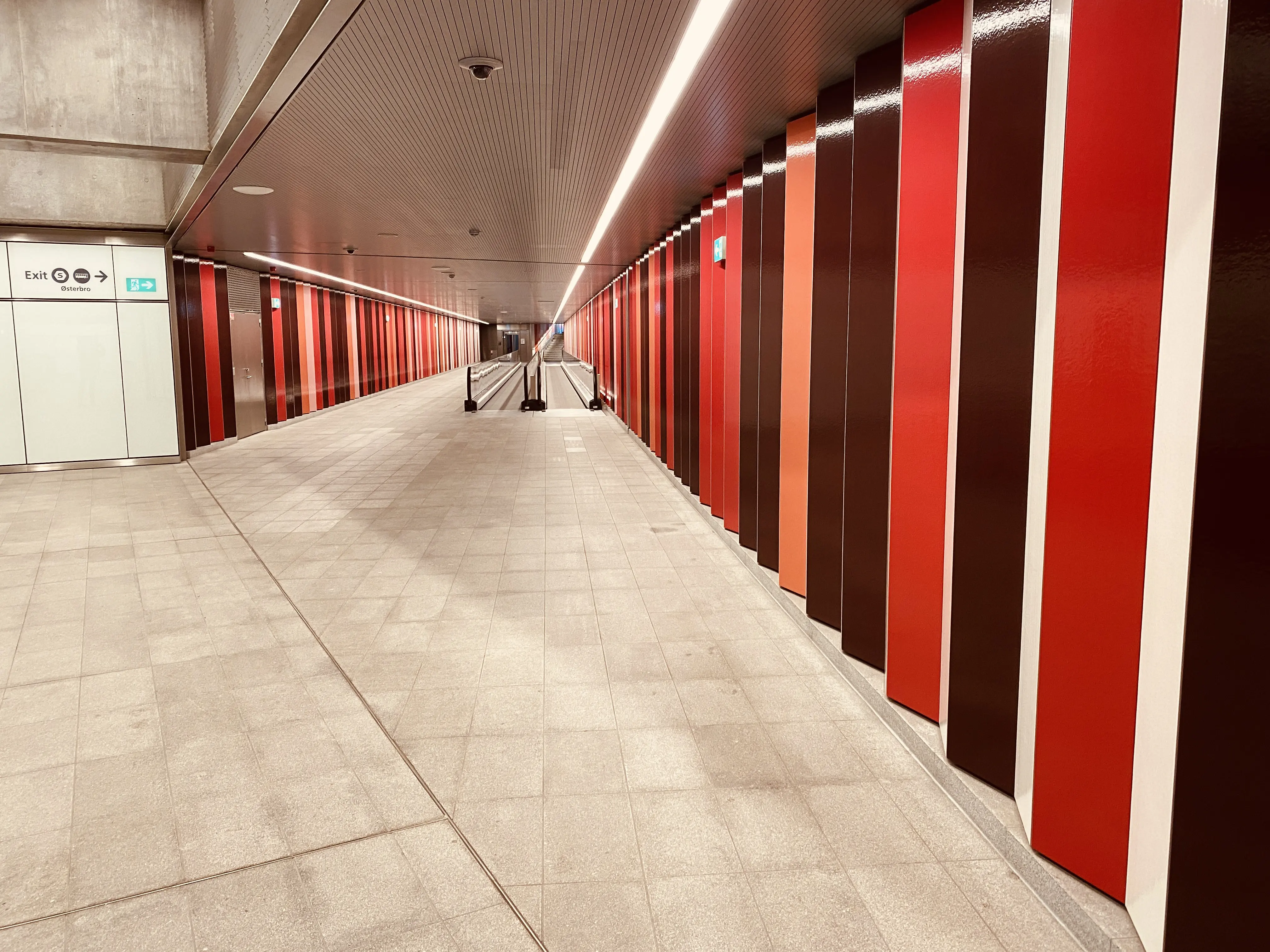 Billede af Nordhavn Metrostation, som har en varm og dyb rød farve, der signalerer trafik, transport og transit.
