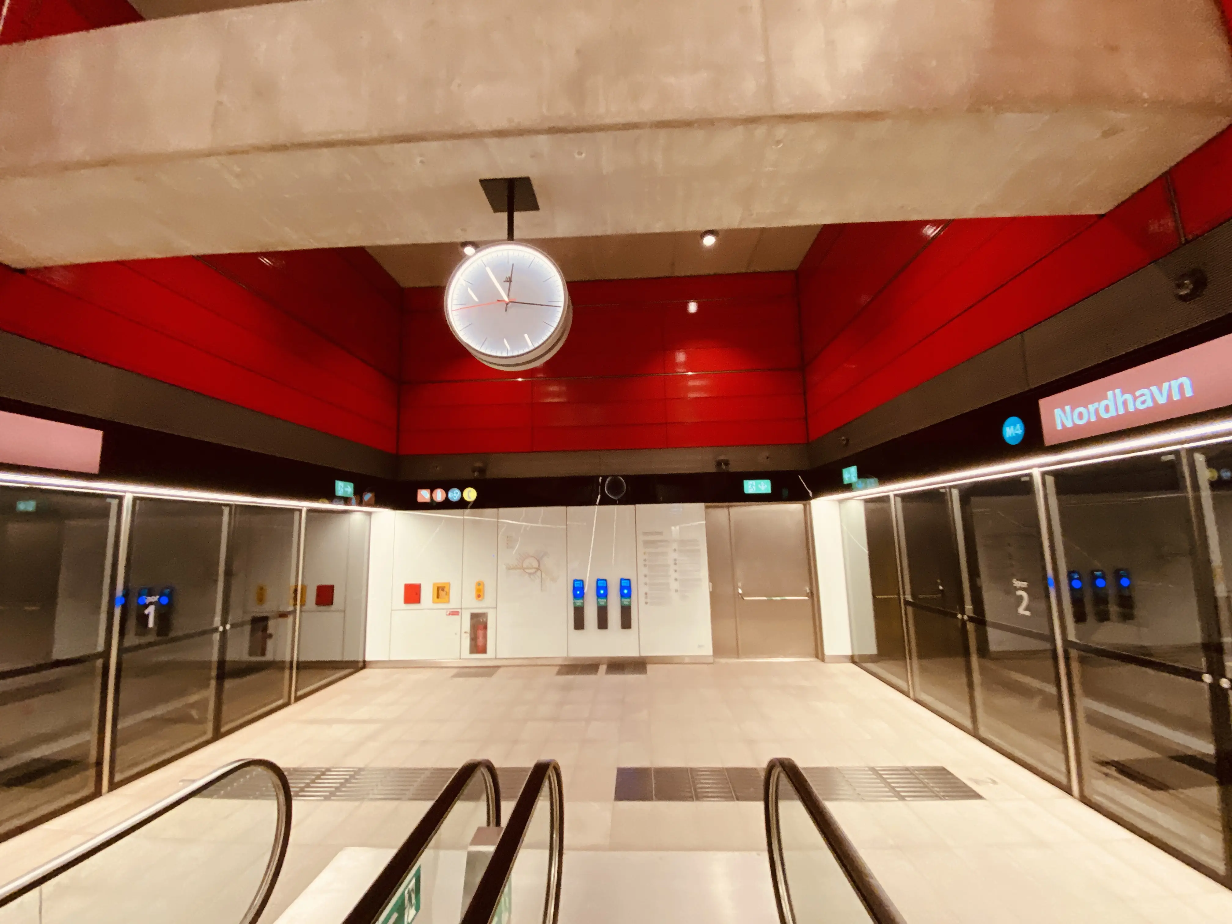 Billede af Nordhavn Metrostation, som har en varm og dyb rød farve, der signalerer trafik, transport og transit.