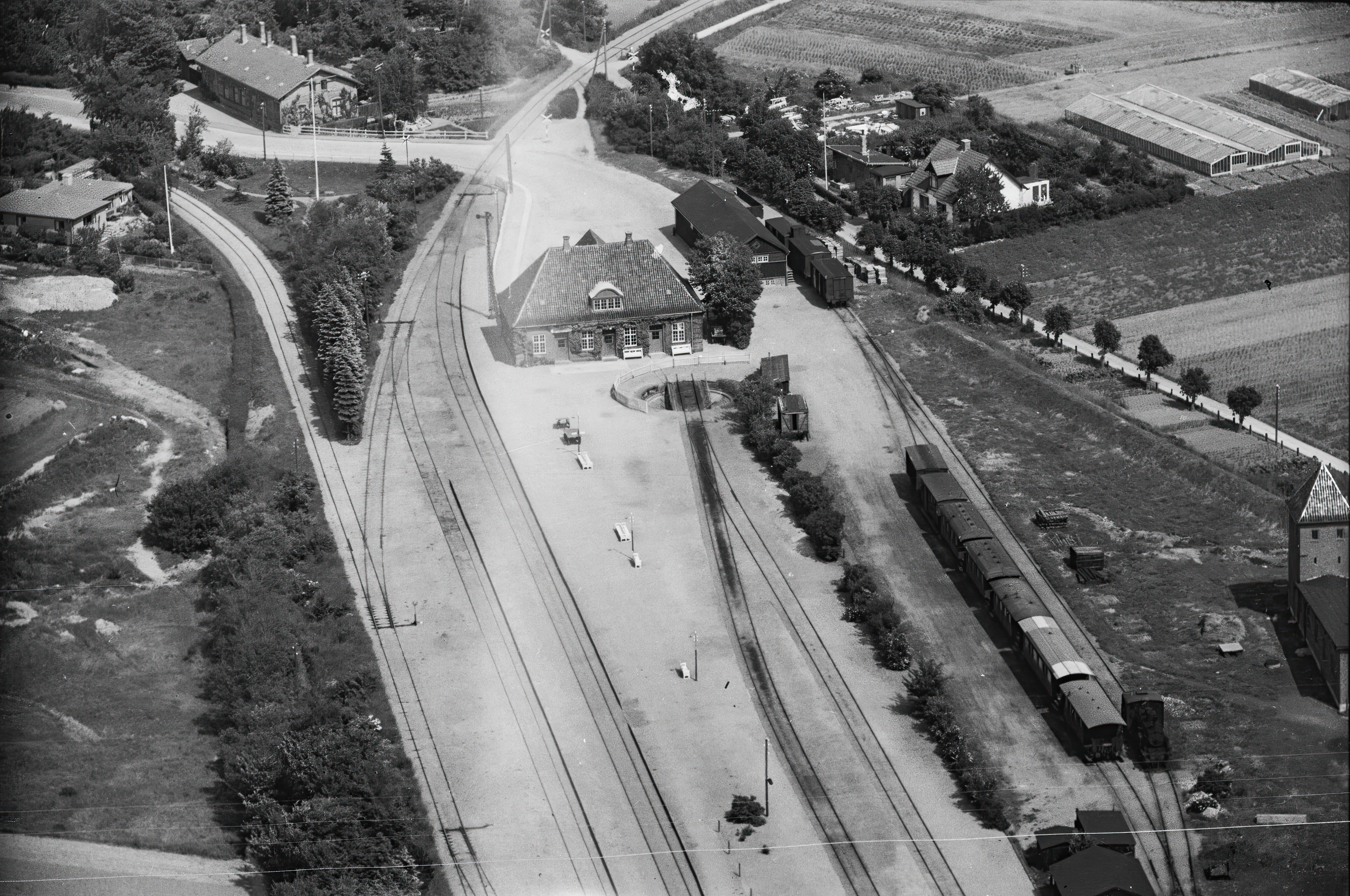 Billede af den første Gilleleje Station øverst til venstre og den "nye" station i midten af billedet.