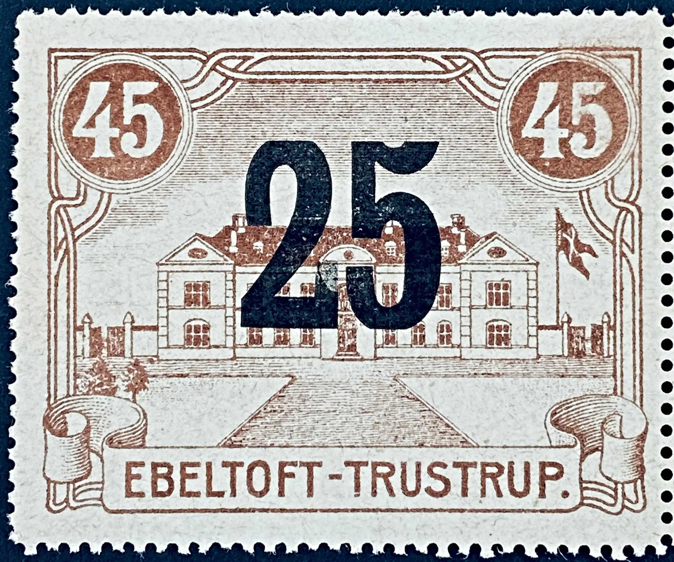 ETJ 9 - Provisorium (overtryk) 25 Øre sort bogtryk på 45 Øre Motiv: Ebeltoft Banegård - Gråbrun. ETJ 9 - Provisorium (overtryk) 25 Øre sort bogtryk på 45 Øre Motiv: Ebeltoft Banegård - Gråbrun.