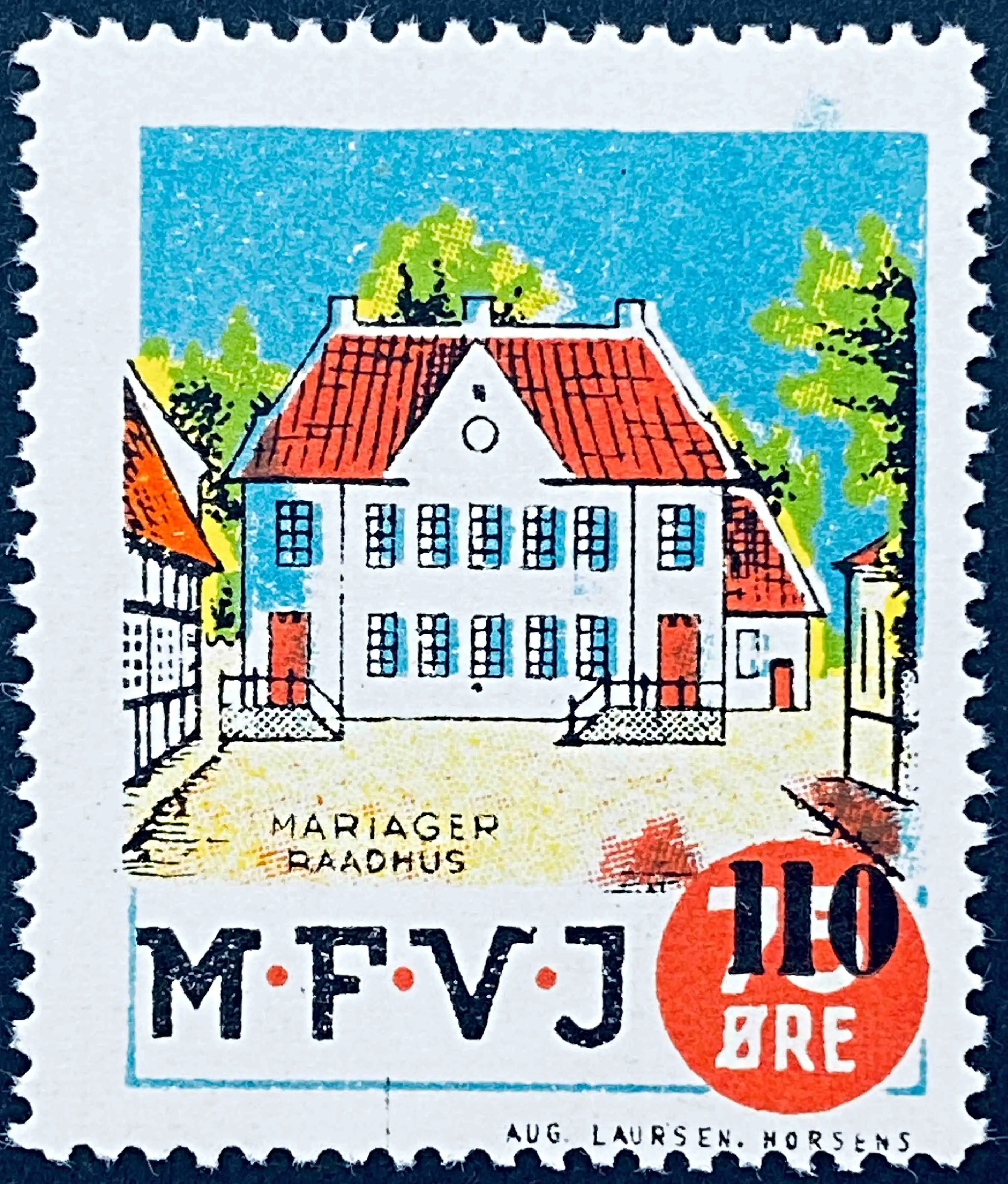 MFVJ 27 - Provisorium (overtryk) 110 Øre sort bogtryk på 75 Øre Motiv: Mariager Rådhus - Flerfarvet - trykkeri: Aug. Laursen: Horsens. MFVJ 27 - Provisorium (overtryk) 110 Øre sort bogtryk på 75 Øre Motiv: Mariager Rådhus - Flerfarvet - trykkeri: Aug. Laursen: Horsens.