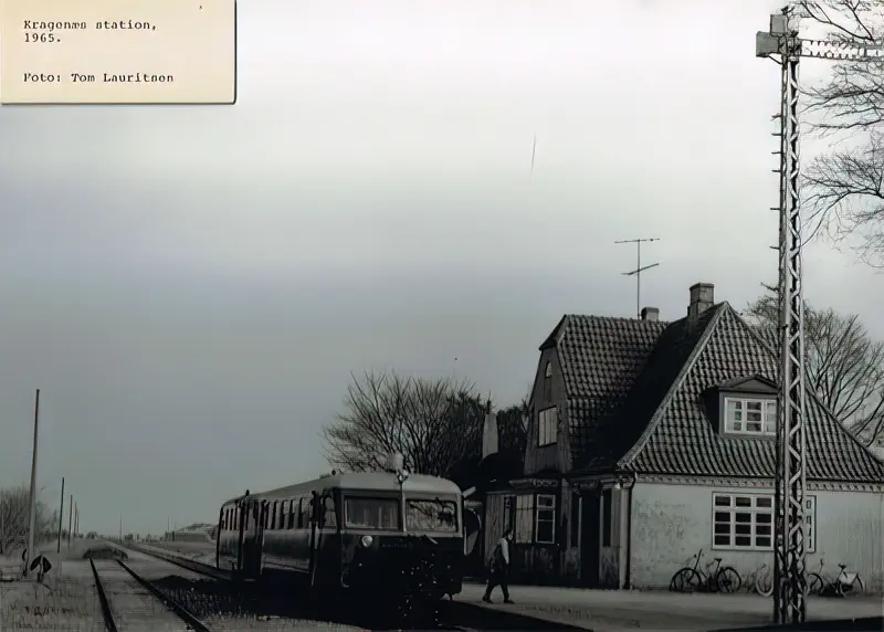 Billede af Kragenæs Station - set fra indløbssiden. Billede af Kragenæs Station - set fra indløbssiden.