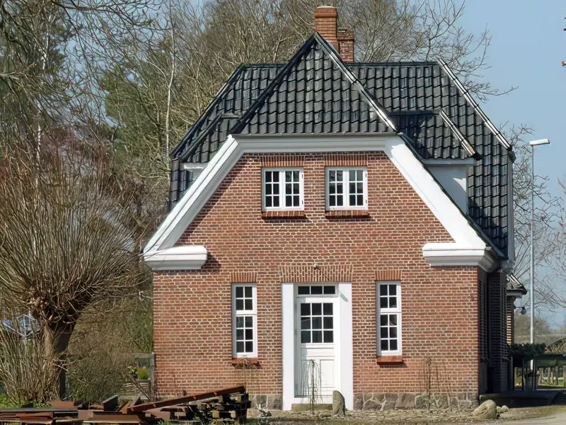 Billede af Gamby Station set fra tilkørslen til stationen. Billede af Gamby Station set fra tilkørslen til stationen.