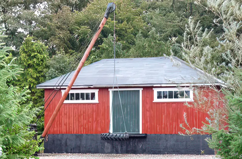 Billede af Østerbølle Billetsalgssted med denne meget originale kran ved varehuset.