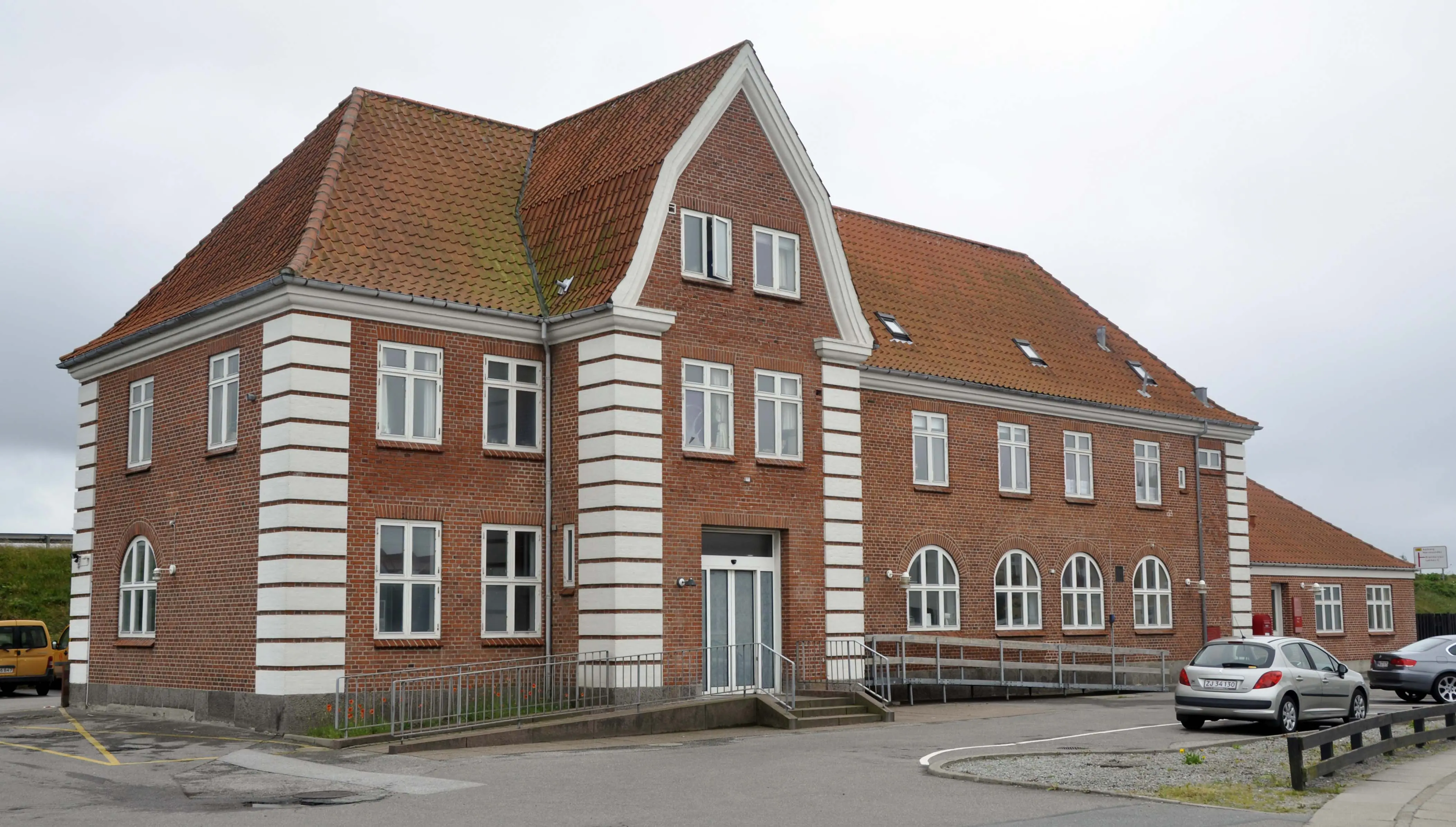 Billede af Løkken Station fotograferet fra vejsiden.