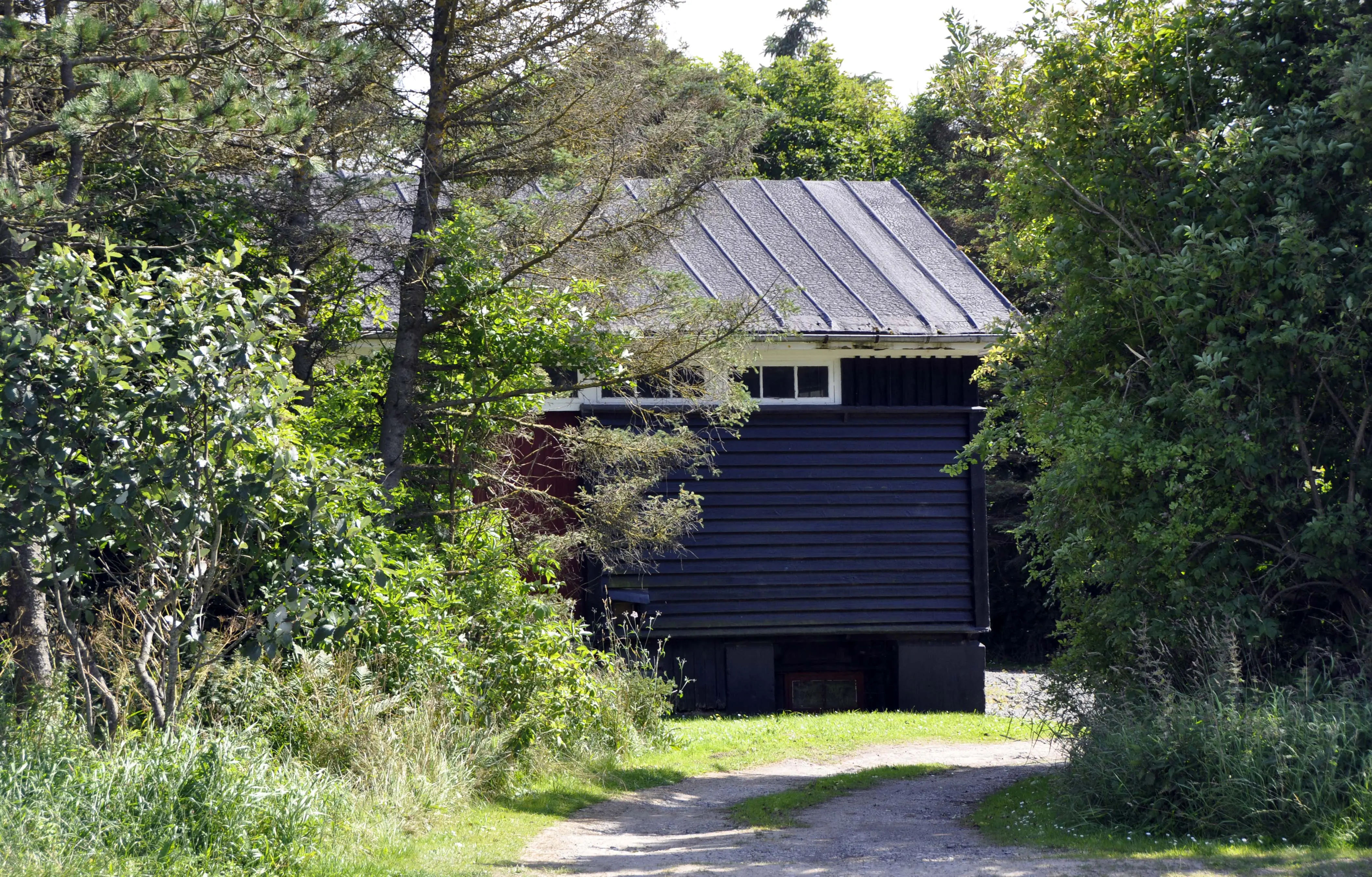 Billede af det gamle varehus, som stadig er bevaret ved Lønstrup Station.