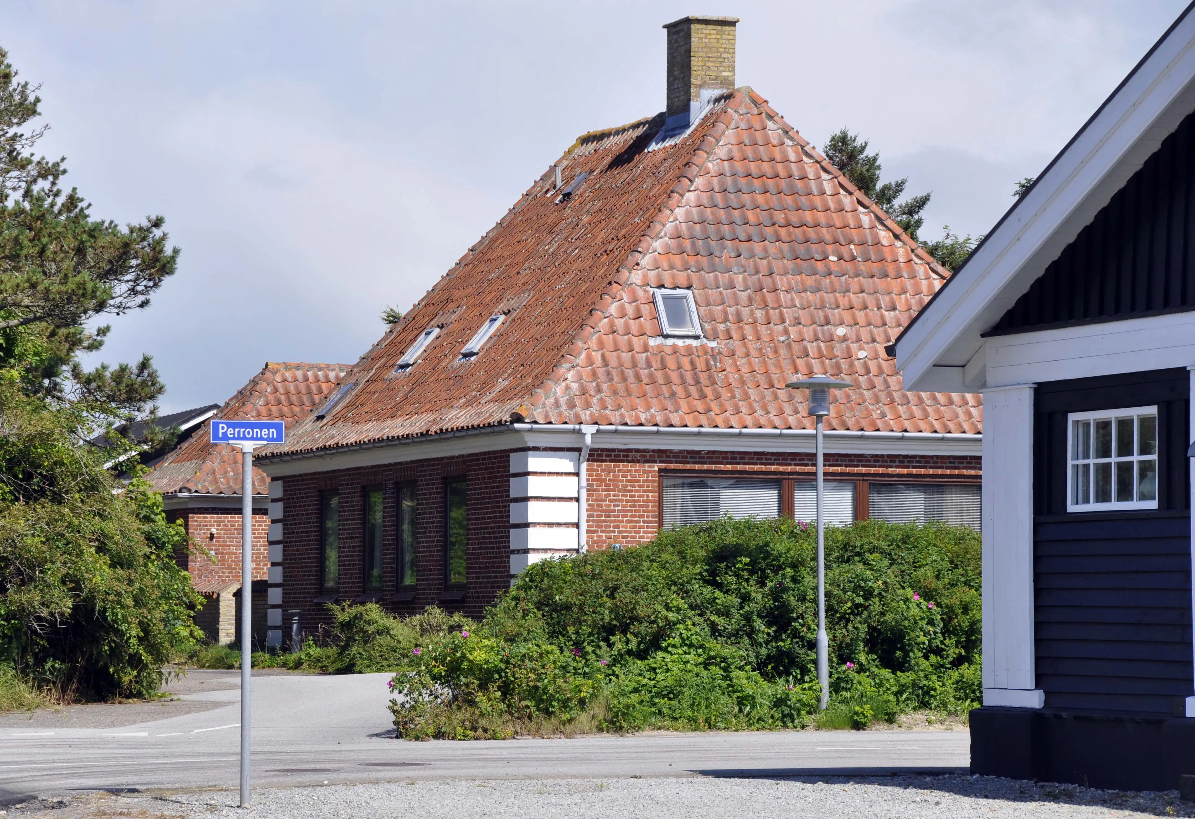 Billede af Lønstrup Station fotograferet fra vejsiden. Billede af Lønstrup Station fotograferet fra vejsiden.