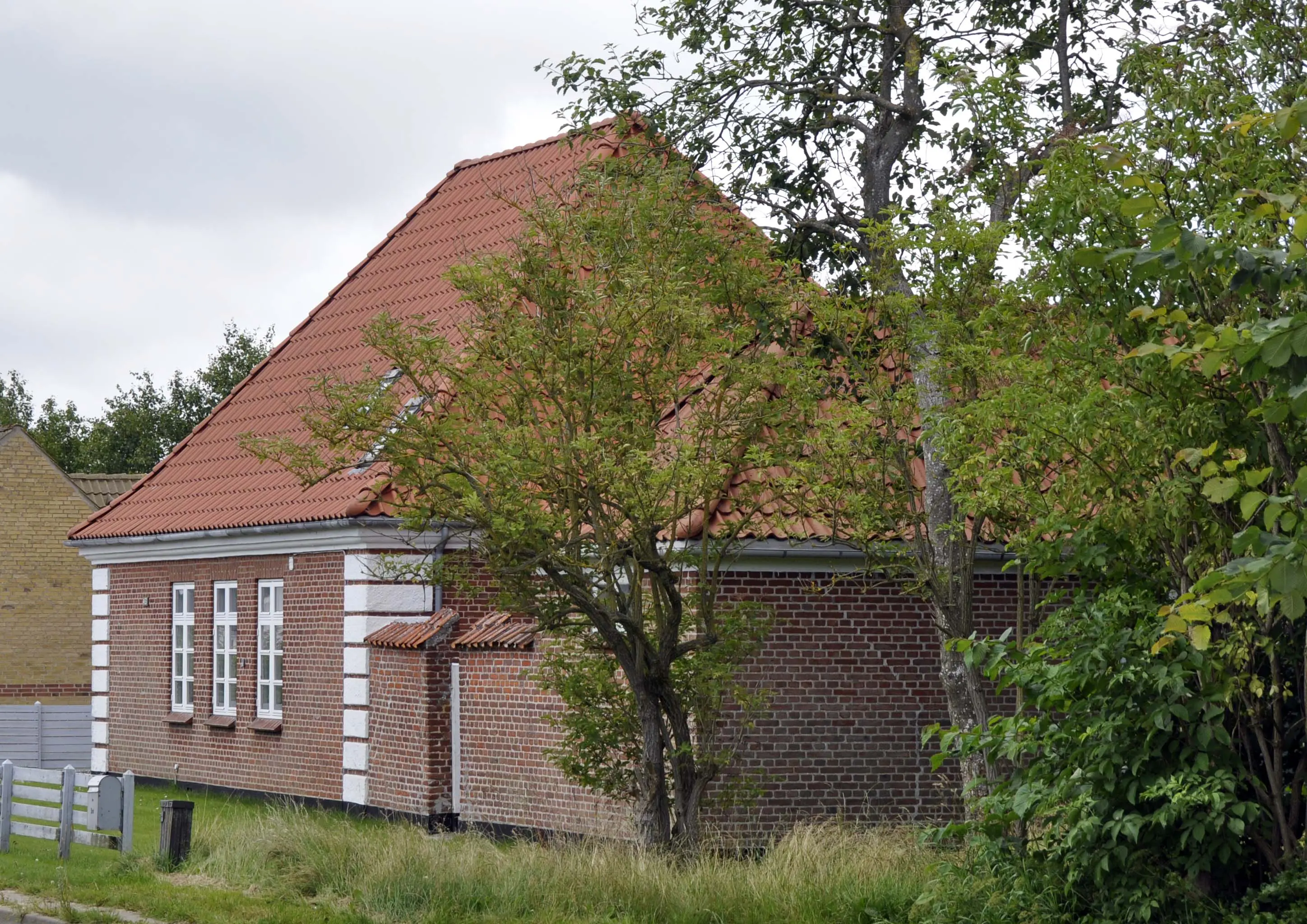 Billede af Sønderlev Station fotograferet fra vejsiden.