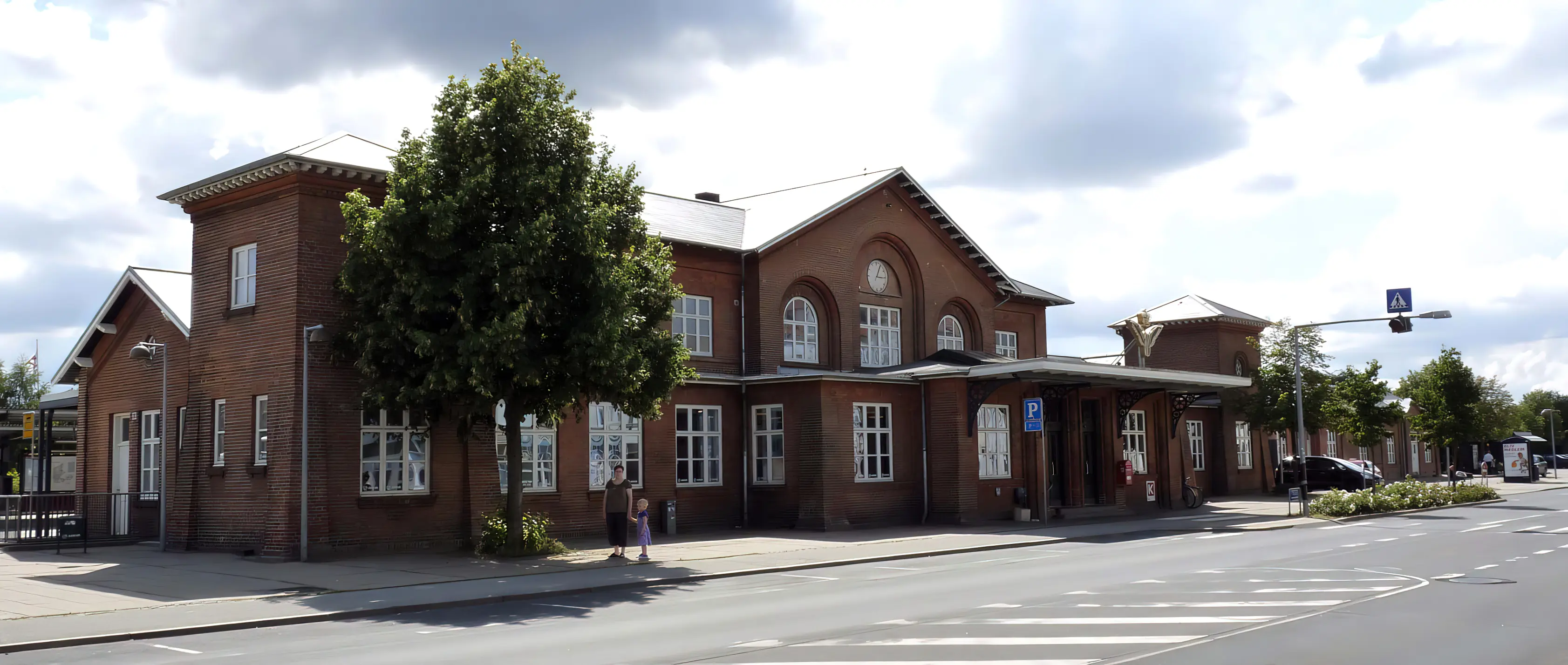 Billede af Silkeborg Station set fra vejsiden. Billede af Silkeborg Station set fra vejsiden.