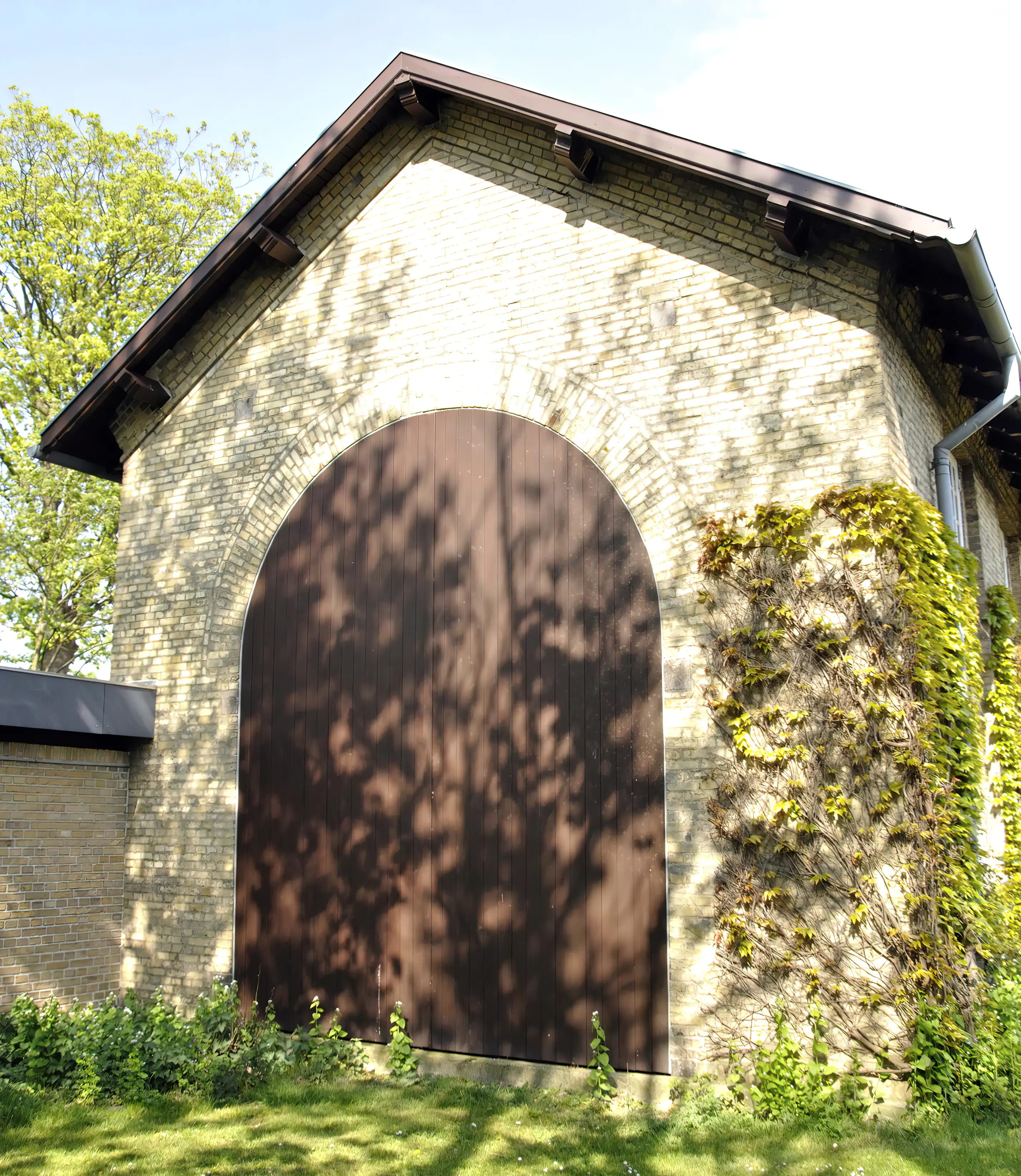 Billede af den gamle remise ved Knudshoved Station.