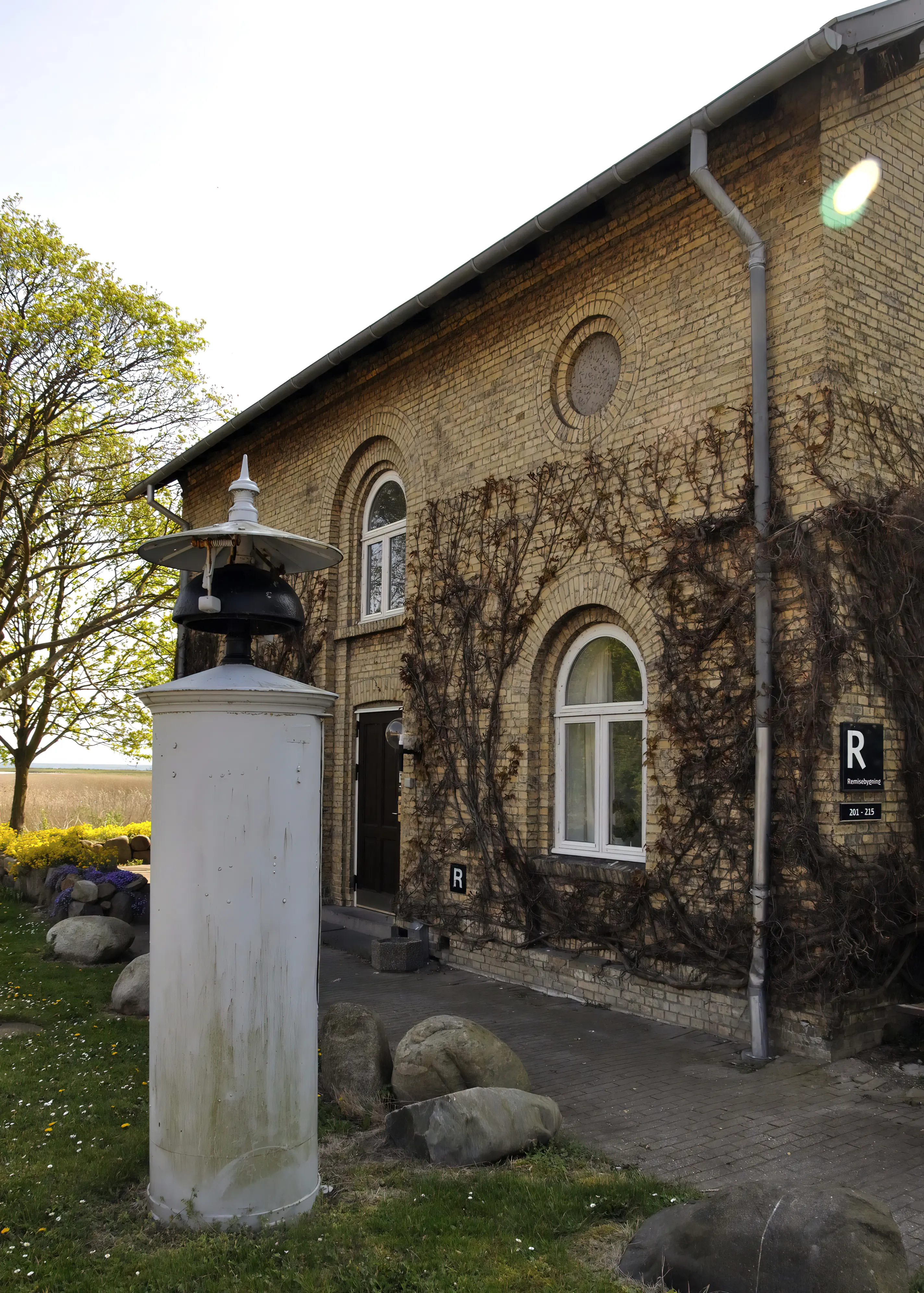 Billede af den gamle remise ved Knudshoved Station - her med den gamle baneklokke.