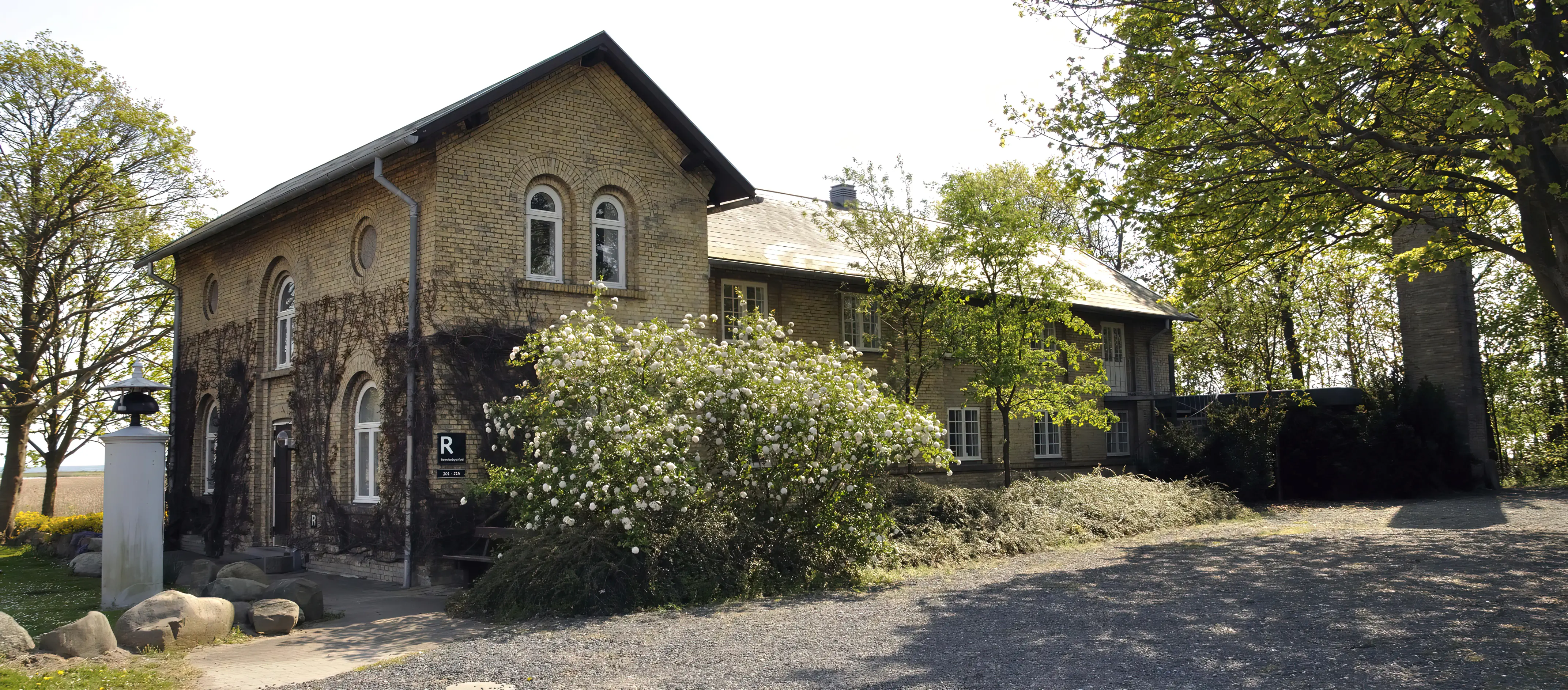 Billede af den gamle remise ved Knudshoved Station.