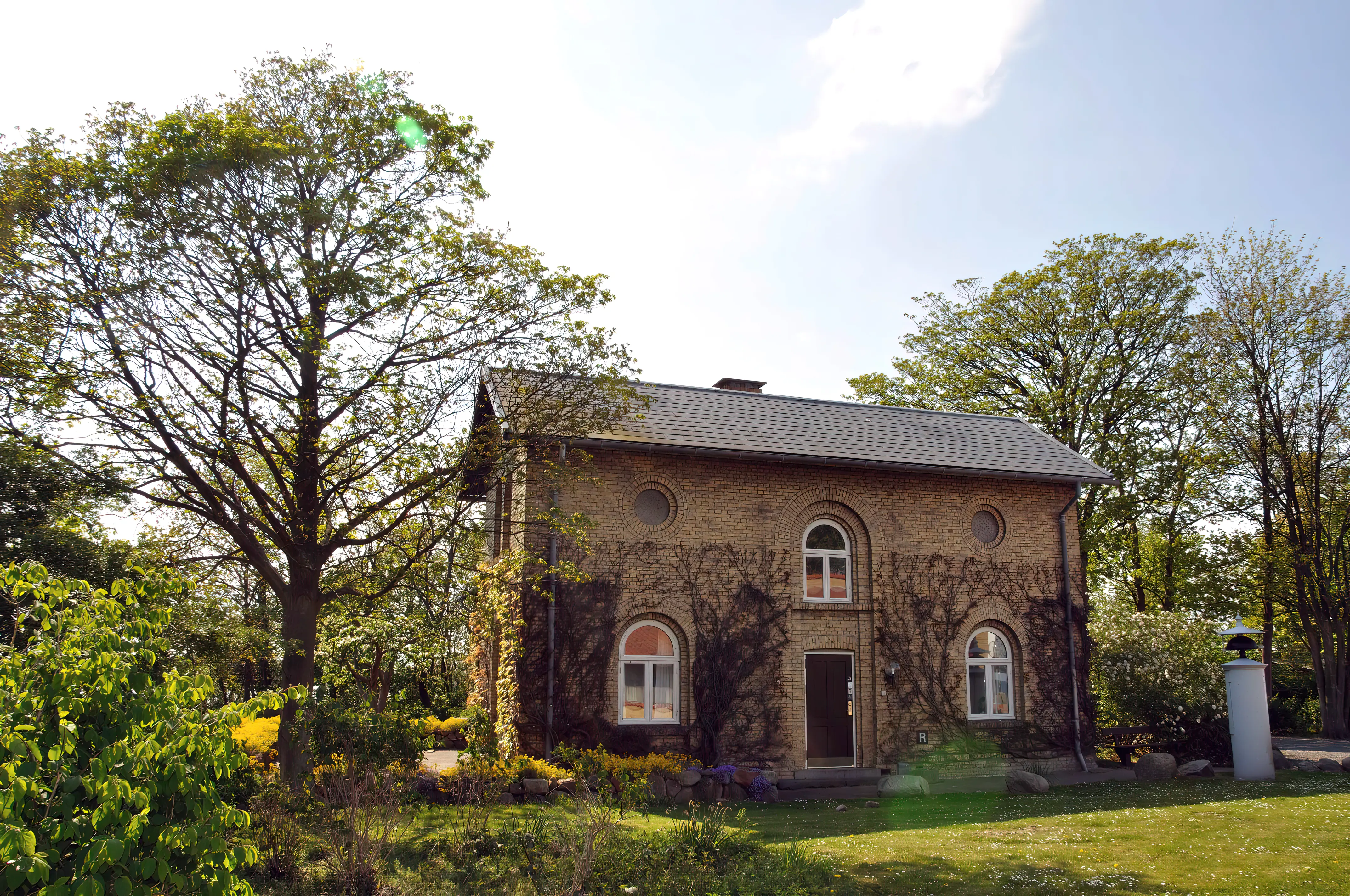 Billede af den gamle remise ved Knudshoved Station.