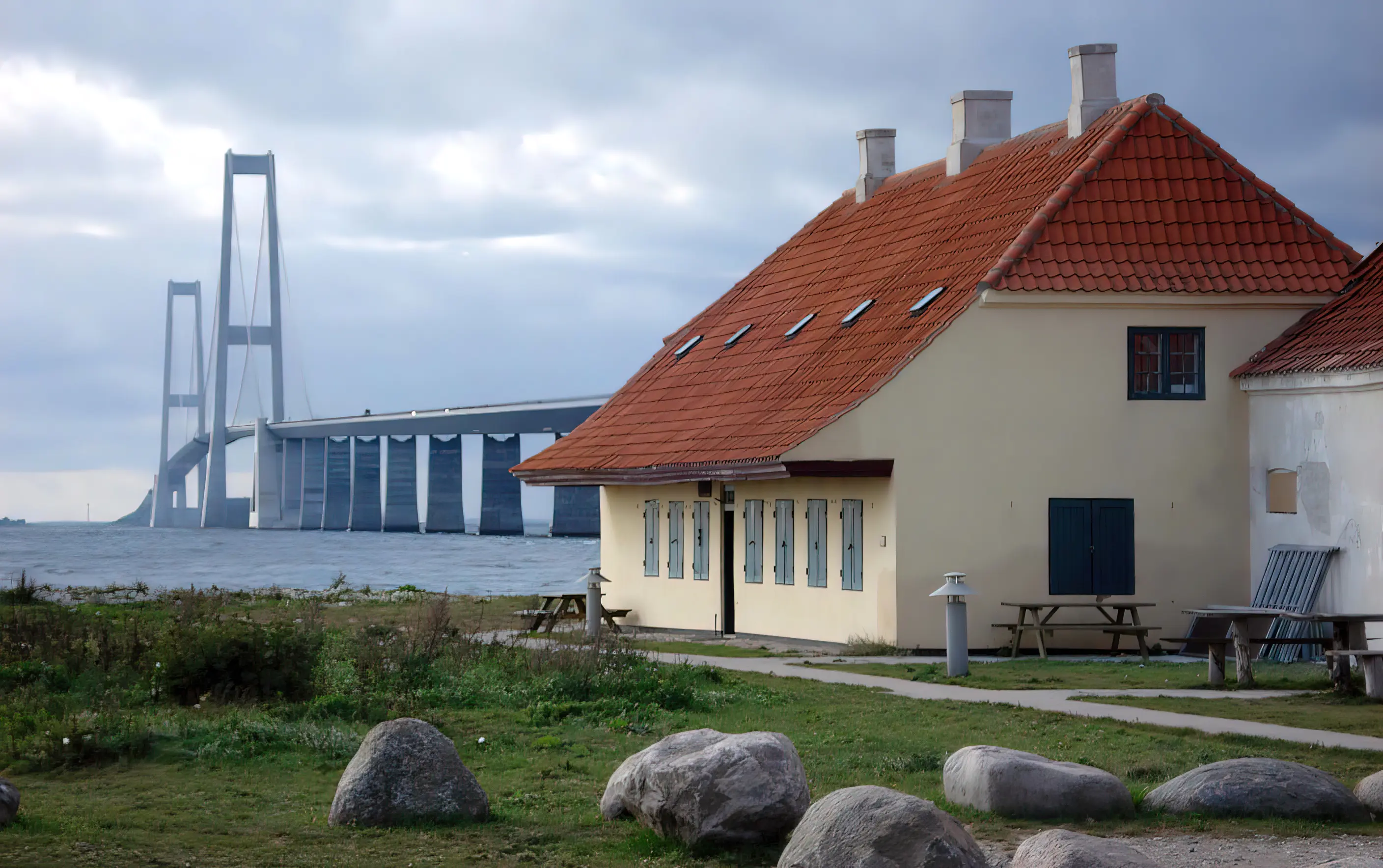 Billede af Halsskov Isbådsstation med Storebæltsbroen i baggrunden.