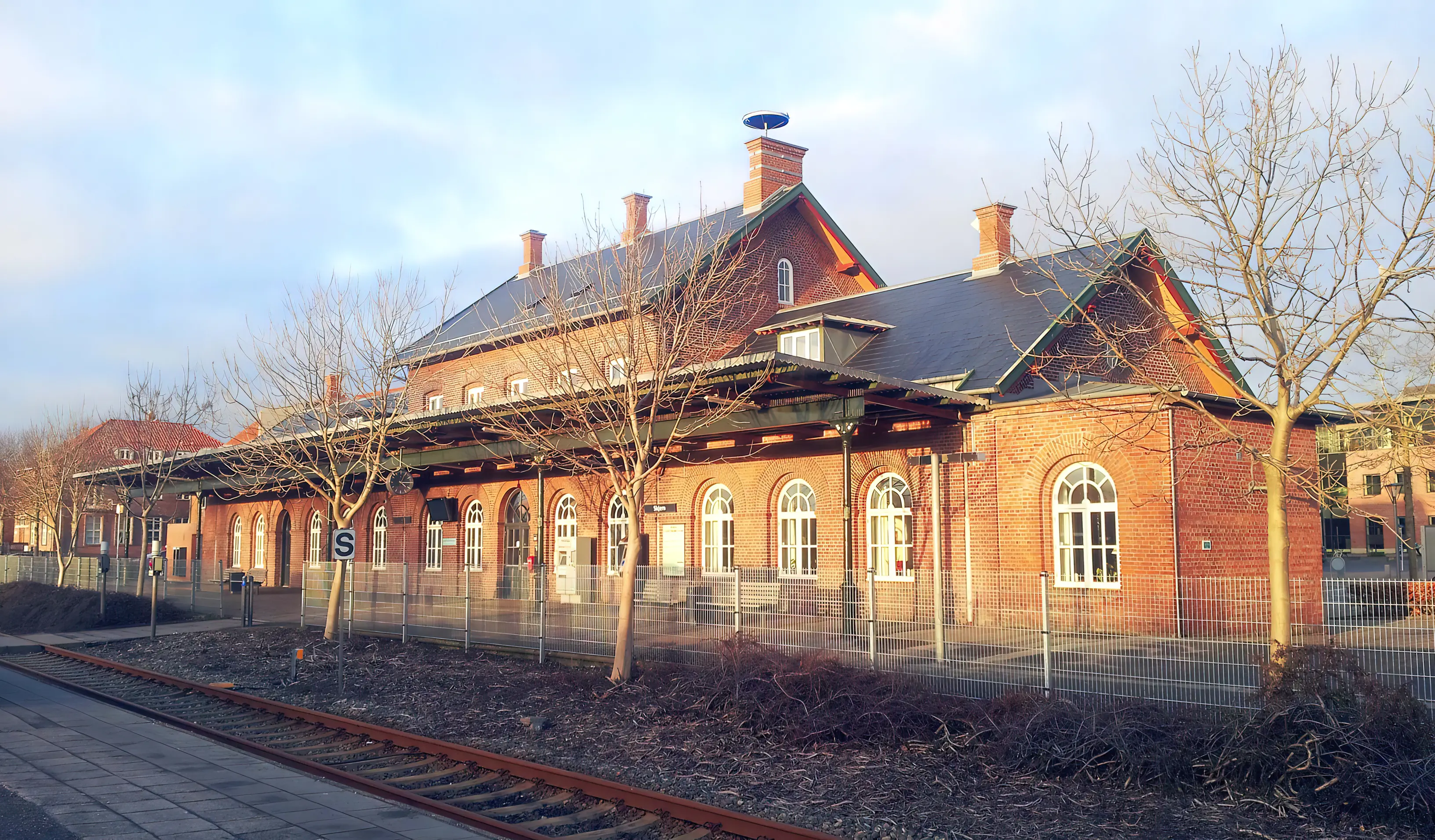 Billede af Skjern Station set fra banesiden. Billede af Skjern Station set fra banesiden.