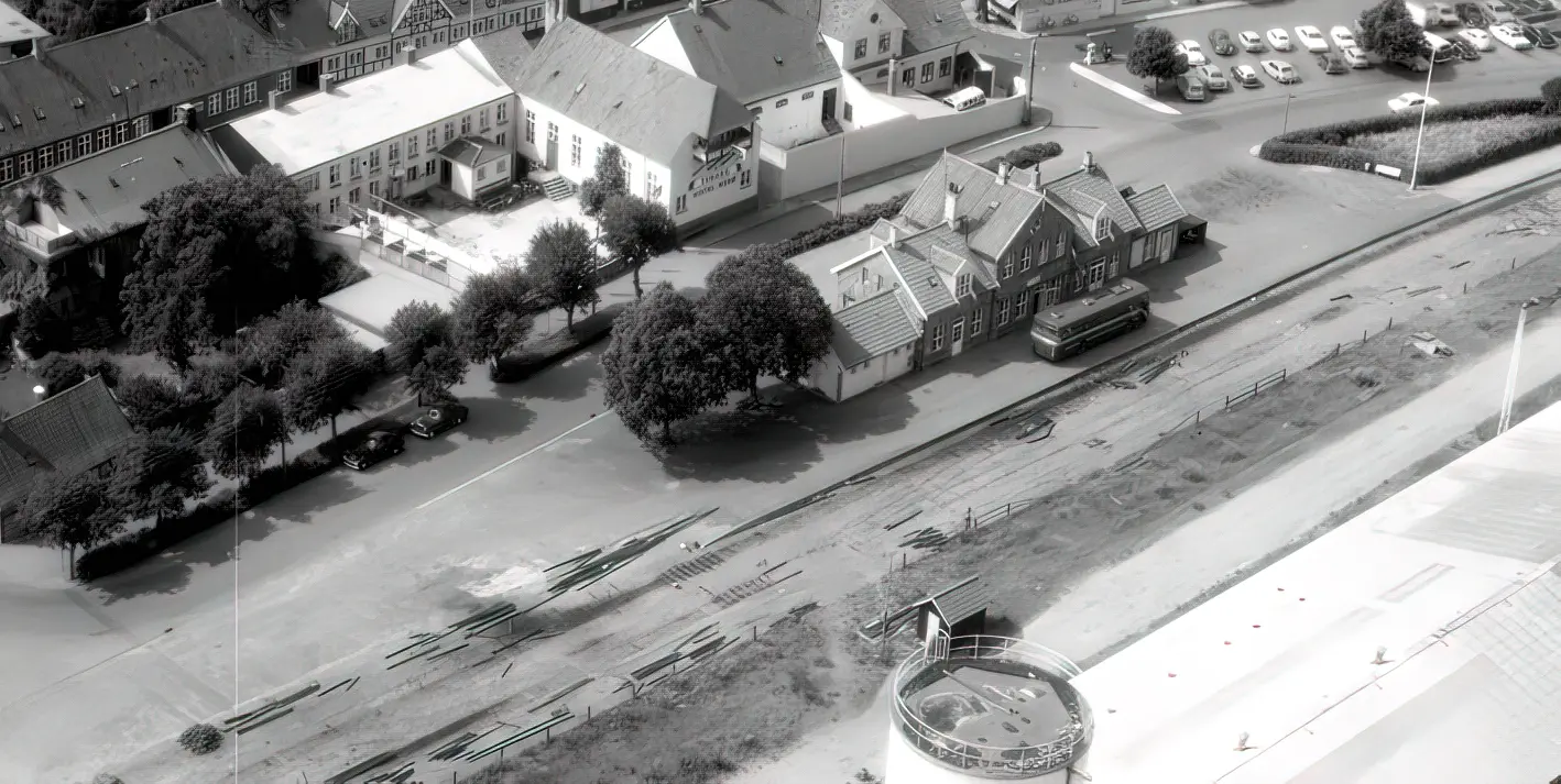 Luftfoto af Nexø Station taget medens den sidste del af sporet er ved at blive taget op.