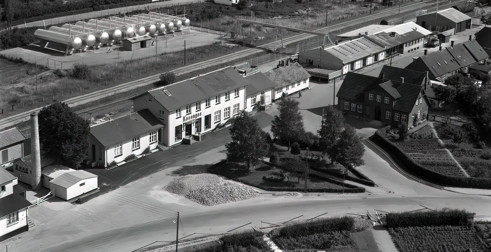 Billede af Middelfart Station, som blev nedlagt som station da Lillebæltsbroen blev åbnet i 1935. Dette billede er taget 20 år senere og her kan man se at Kosangas har overtaget den gamle station. Jernbanesporet i baggrunden er det oprindelige spor til Strib.