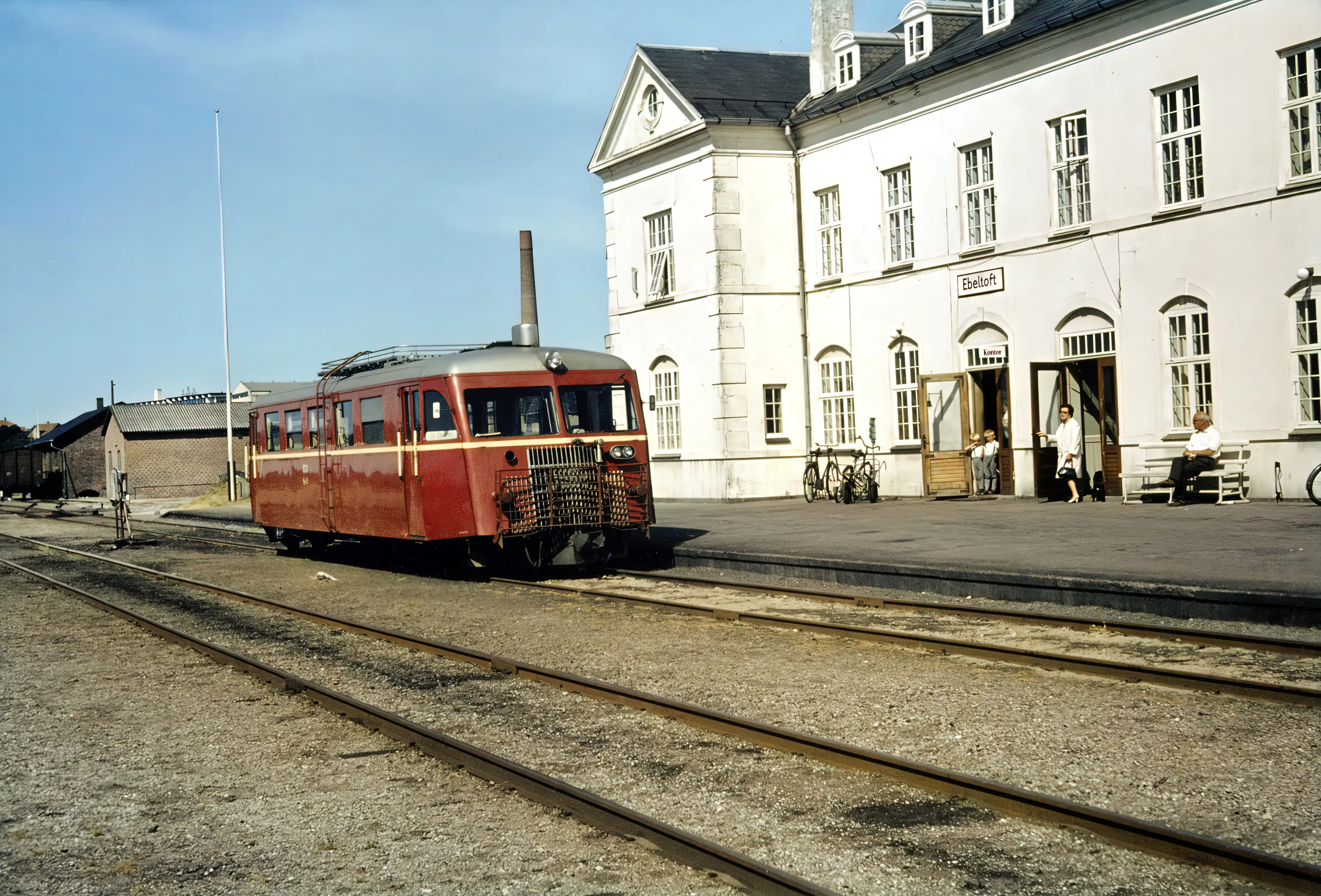 Dette bildet av Ebeltoft Station, fotograferte jeg sommeren 1967. Jeg synes det er trist at denne fine bygningen senere ble revet. Alf Steinar Grønvold.