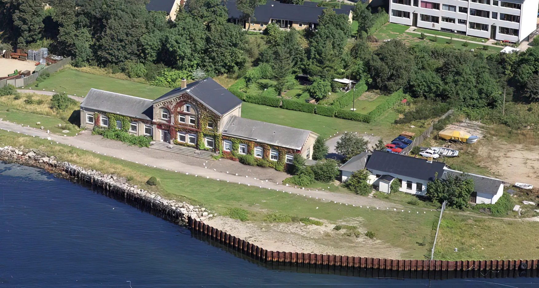 Billede af Strib Station set fra sydvest. Banegården blev nedlagt i 1935, da Lillebæltsbroen blev taget i brug. Bygningen er nu nedrevet. Billede af Strib Station set fra sydvest. Banegården blev nedlagt i 1935, da Lillebæltsbroen blev taget i brug. Bygningen er nu nedrevet.