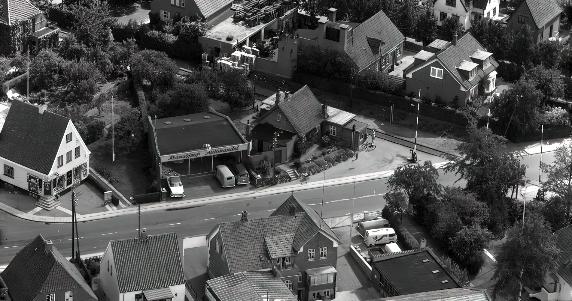 Billede af Snapind Holdeplads, som ligger lige til højre for Kronsbjerg Autohandel.