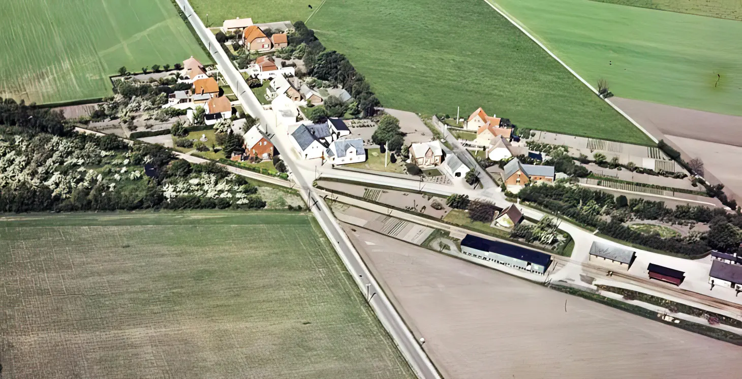 Billede af Lunde Fyn Station, som man lige kan se ½ delen af i højre side af billedet. Billede af Lunde Fyn Station, som man lige kan se ½ delen af i højre side af billedet.