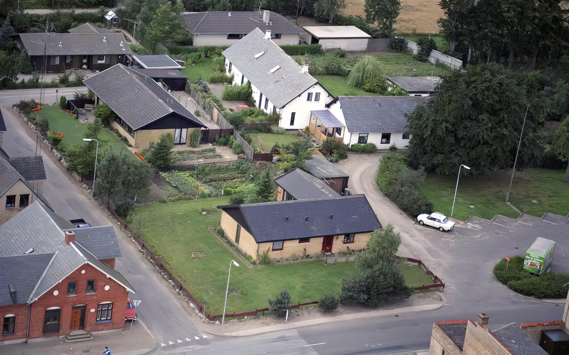 Billede af Kappendrup Station, som er den store hvide vinkelbygning på billedet.