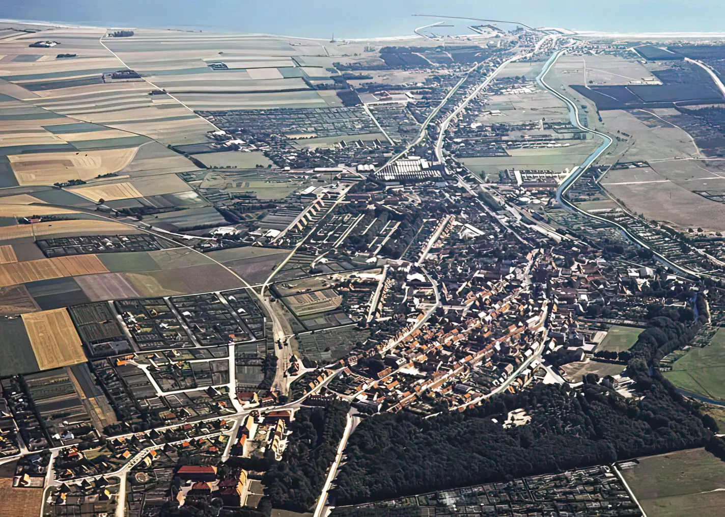 Billede af Grenaa Vestbanegård, som ses lidt til venstre for midten i billedet. Sporet der drejer mod venstre er sporet mod Gjerrild, medens sporet der går mod billedet øverste højre hjørne er sporet, som forband banen med havnen og Statsbanestationen. Billede af Grenaa Vestbanegård, som ses lidt til venstre for midten i billedet. Sporet der drejer mod venstre er sporet mod Gjerrild, medens sporet der går mod billedet øverste højre hjørne er sporet, som forband banen med havnen og Statsbanestationen.