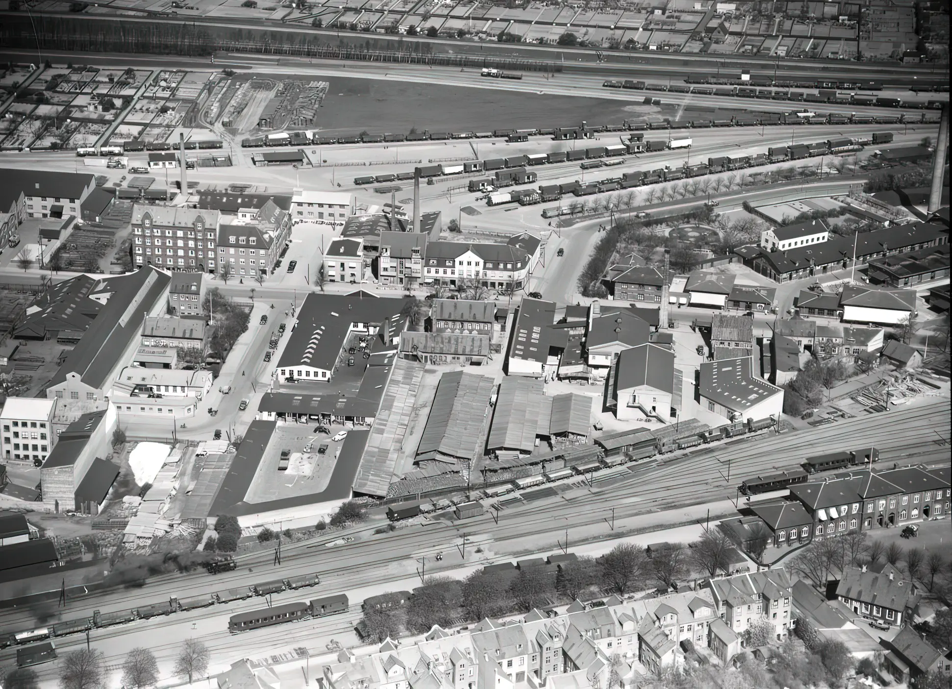 Billede af Odense Sydbanegård neders til højre, Odense Savmølle i midten og Odense Statsbanestations godsareal øverst.