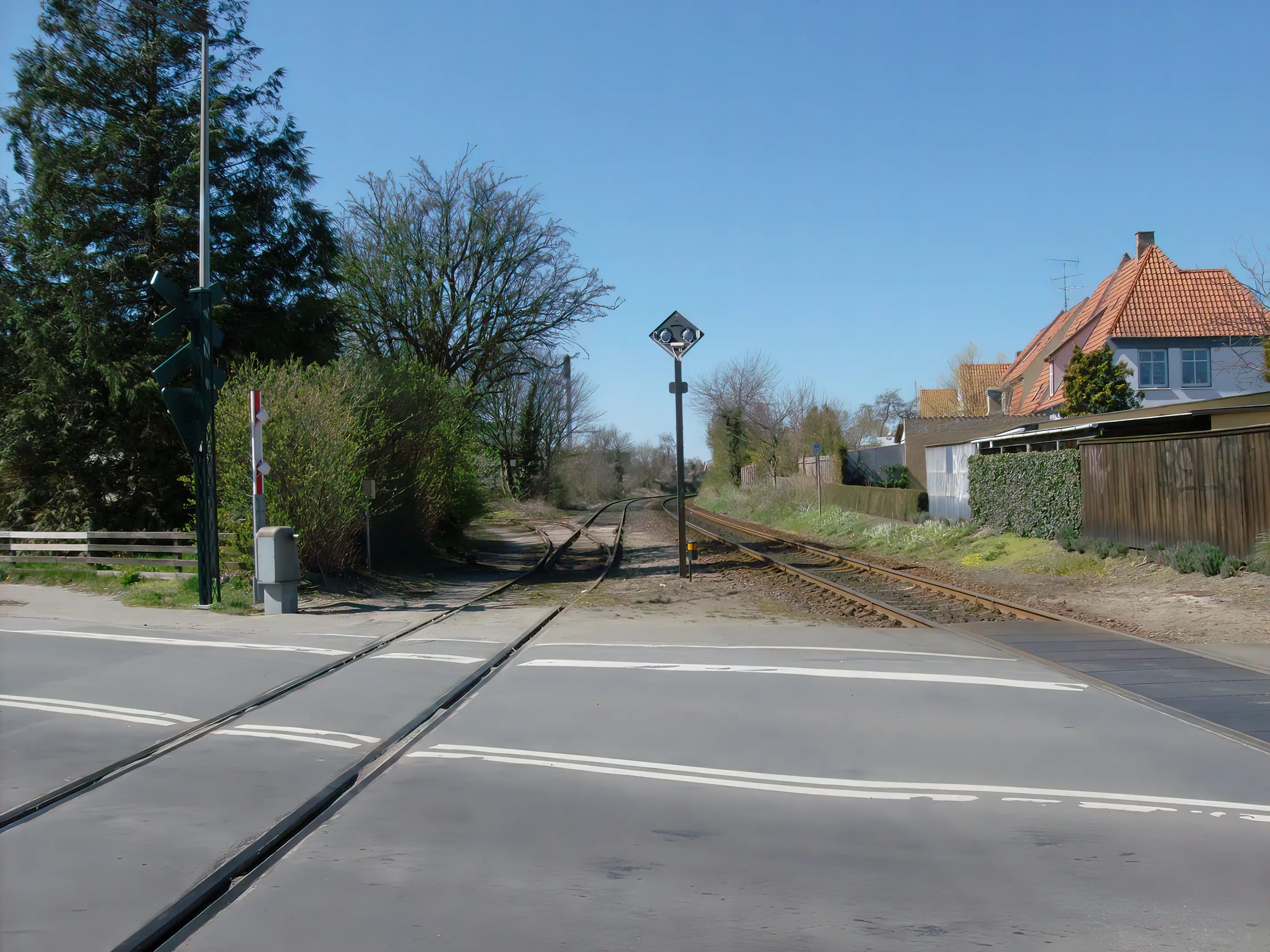 Billede af Nakskov Station indkørsel med afgreningen af sporet til hhv. Nakskov Sukkerfabrik øverst til venstre, Rødbybanen nederst til venstre og banen til Maribo nederst til højre. Billede af Nakskov Station indkørsel med afgreningen af sporet til hhv. Nakskov Sukkerfabrik øverst til venstre, Rødbybanen nederst til venstre og banen til Maribo nederst til højre.