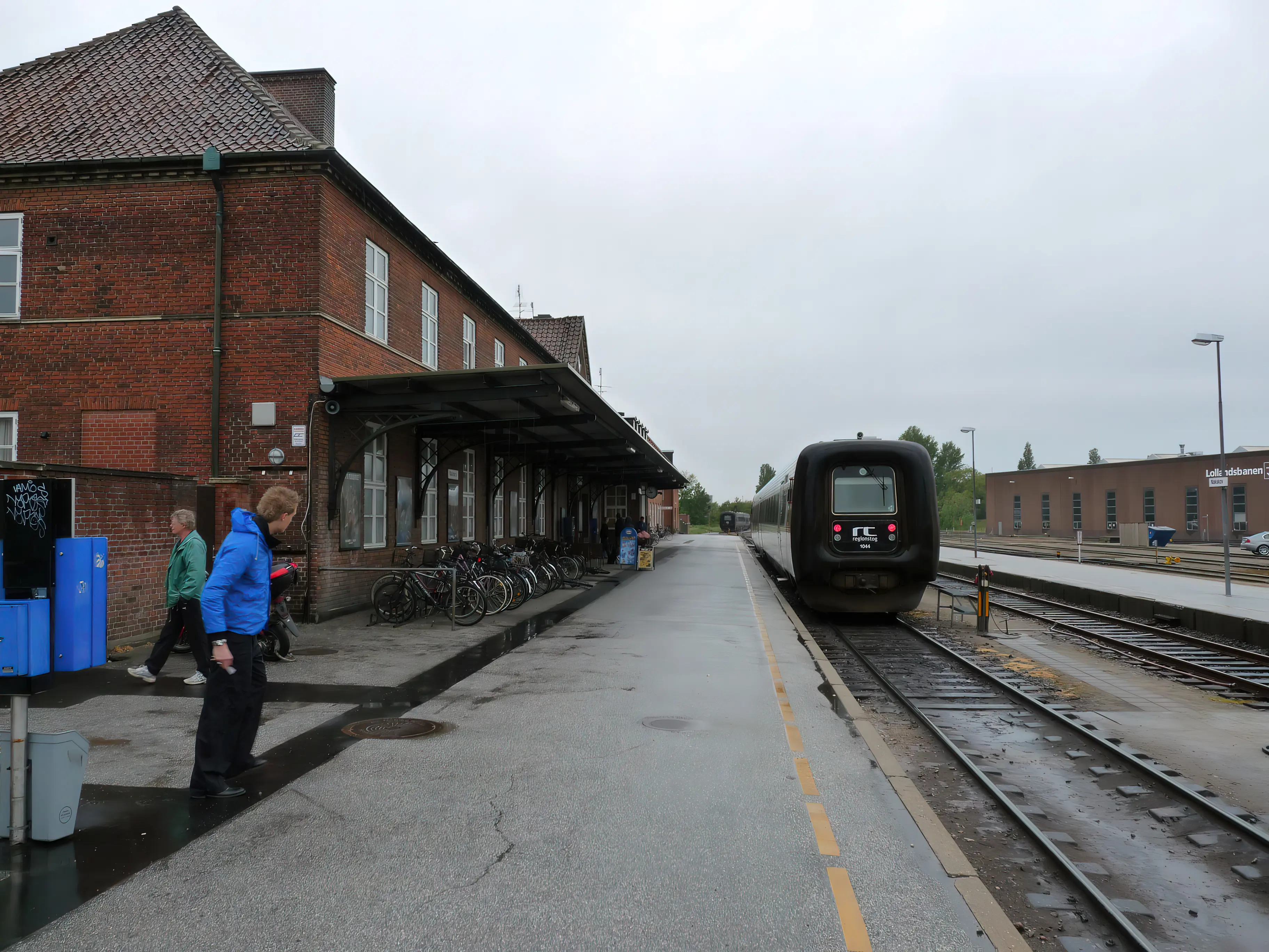 Billede af RT MF 1044, tidligere GDS-HFHJ MF 1044 - fotograferet ud for Nakskov Station.