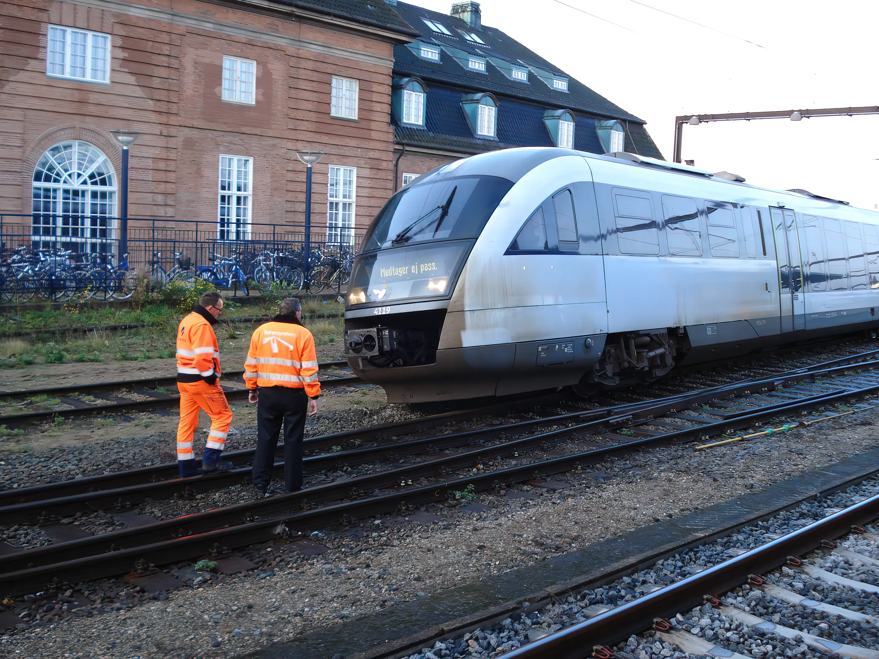 Billede af tog ud for Odense Banegård Center. Billede af tog ud for Odense Banegård Center.