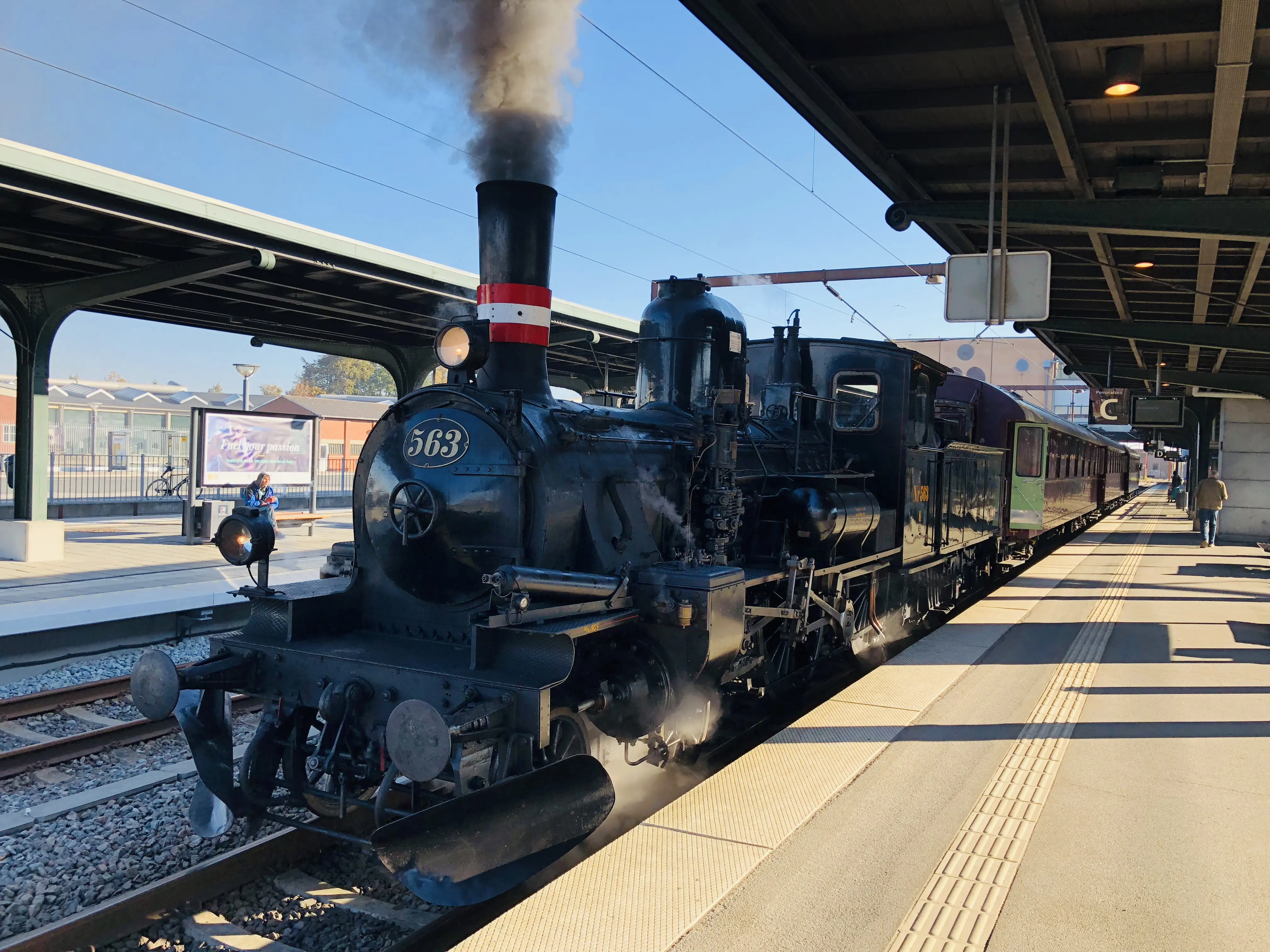 Billede af DSB K 563 fotograferet ud for Odense Banegård Center. Billede af DSB K 563 fotograferet ud for Odense Banegård Center.