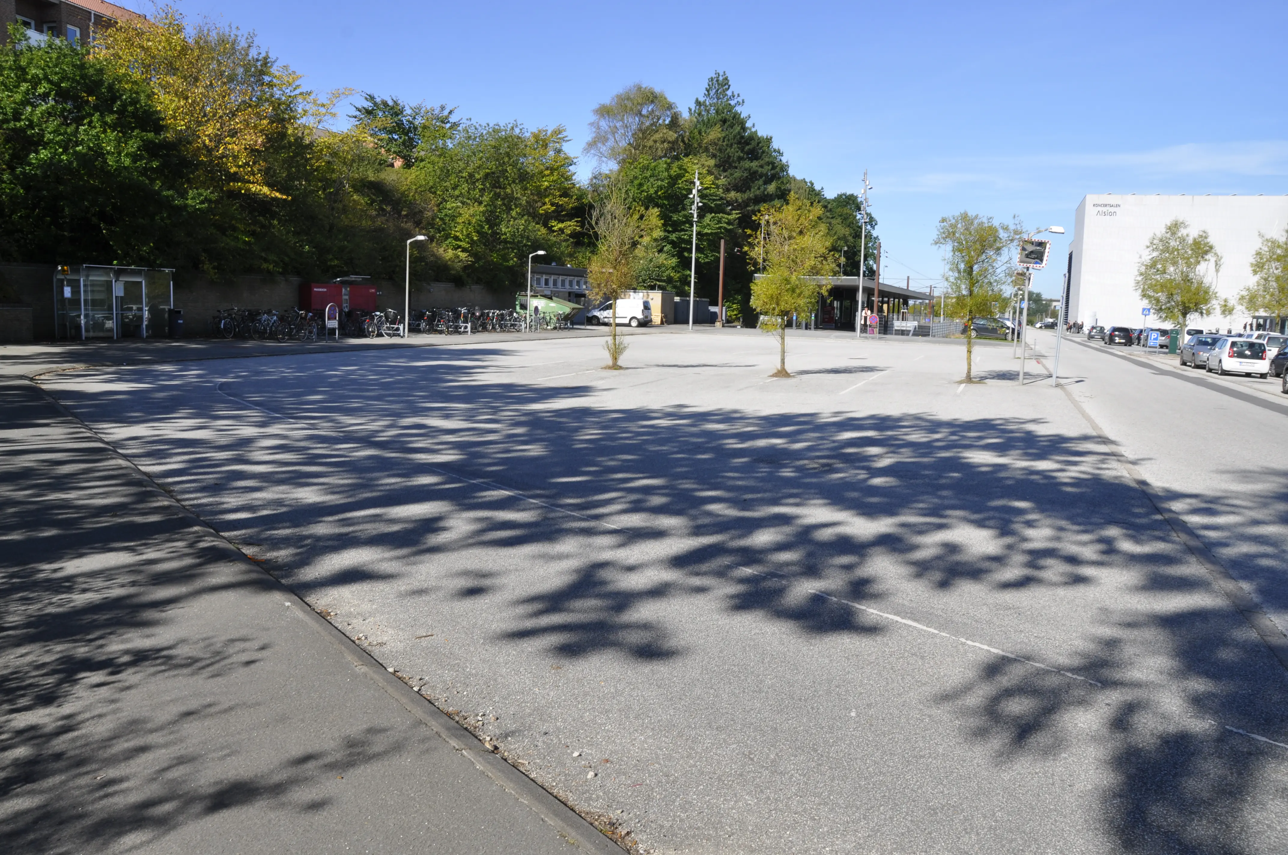 Billede af Sønderborg Station nummer 2 (1967-2004) , som nu er nedrevet og der er en bus/parkeringsplads på stedet. Station nummer 3. ses i baggrunden.