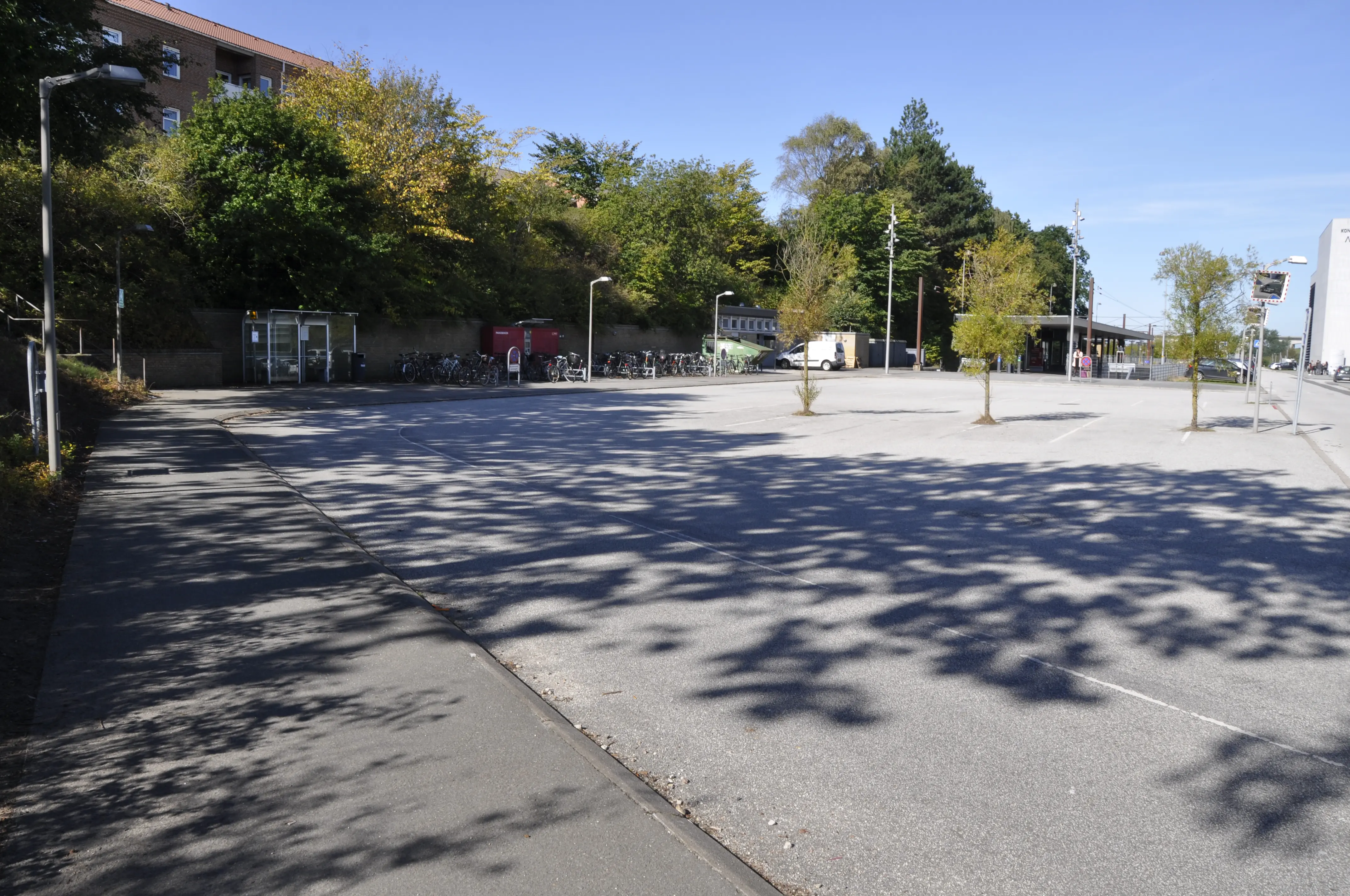 Billede af Sønderborg Hovedbanegård (1901-1967), som nu er nedrevet og der er en bus/parkeringsplads på stedet. Station nummer 3. ses i baggrunden.