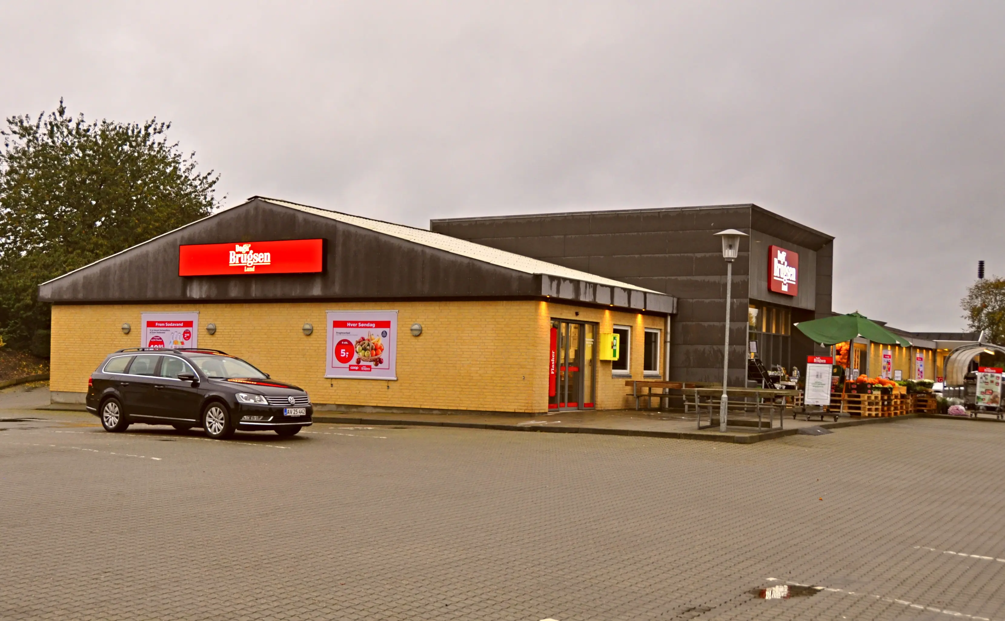 Billede af Lund Station er nedrevet og der ligger nu en Brugs på stedet.