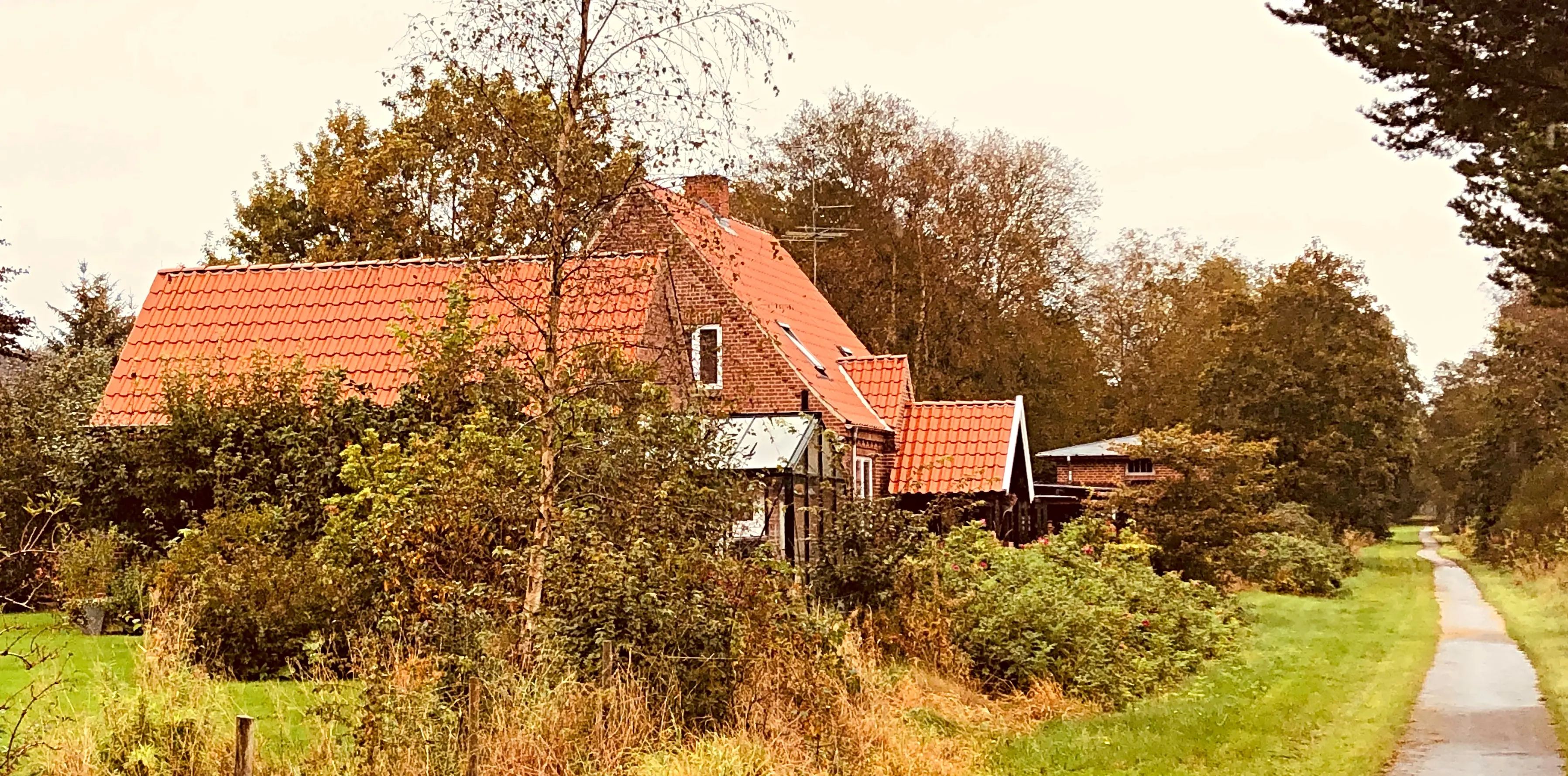 Billede af Fogstrup Station set fra banesiden og med den gamle bane i højre side.