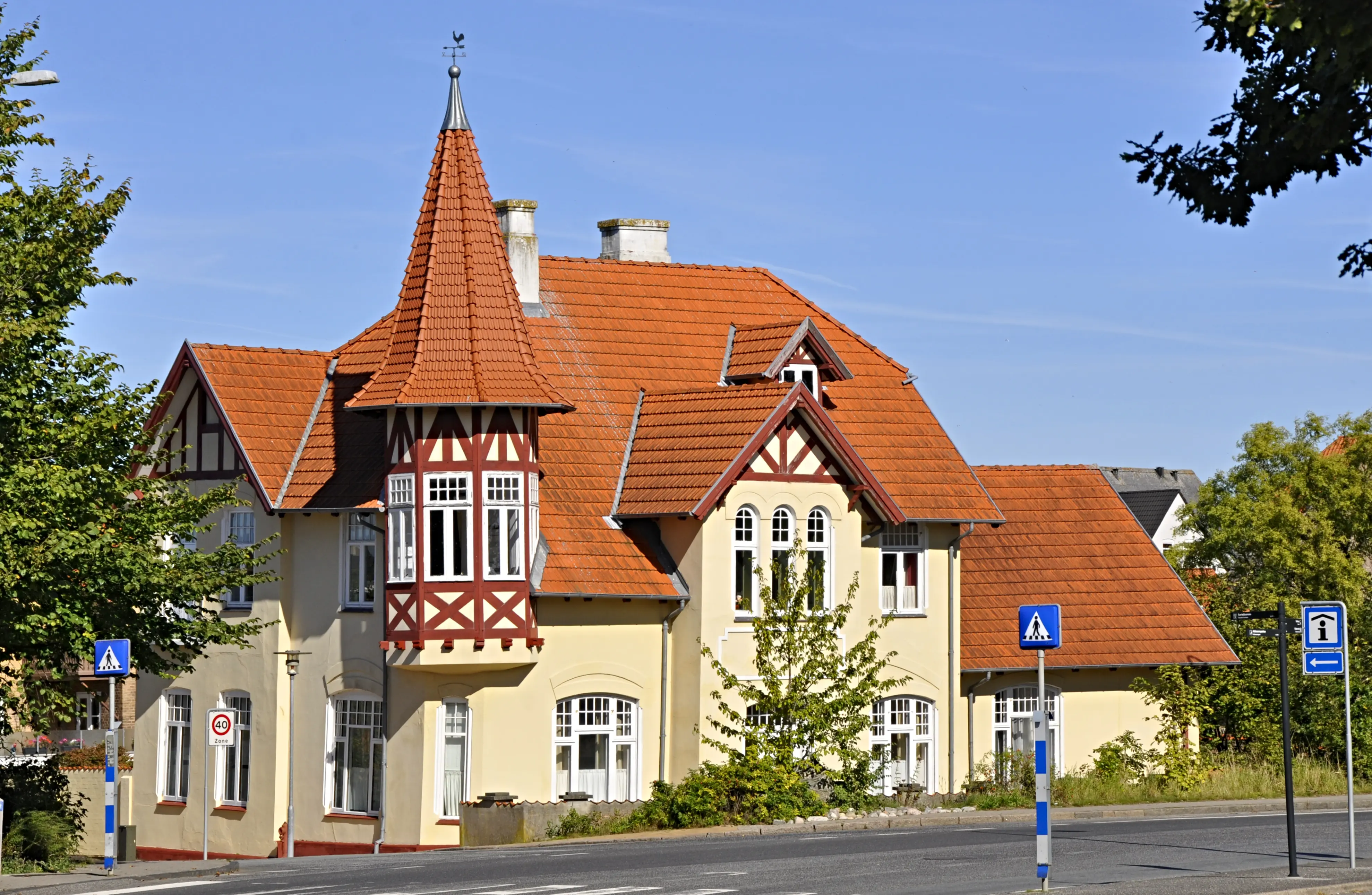 Billede af Gråsten Amtsbanegård. Billede af Gråsten Amtsbanegård.