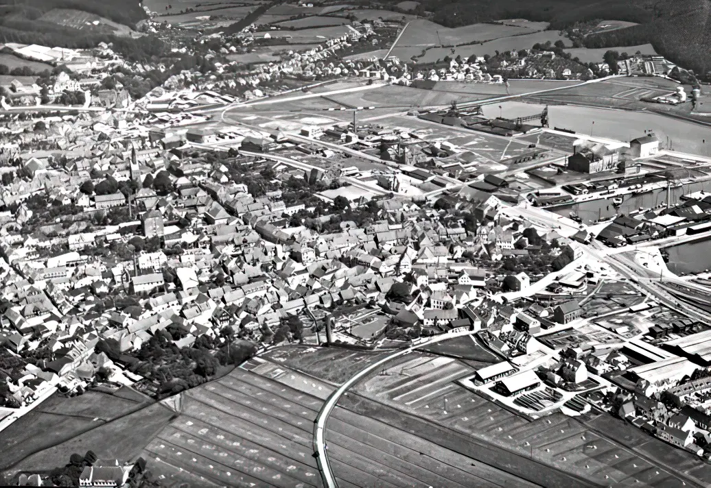 Banen svinger ind fra midten nederst og Aabenraa Sønderport Trinbræt er den første bygning lige nord for banen.