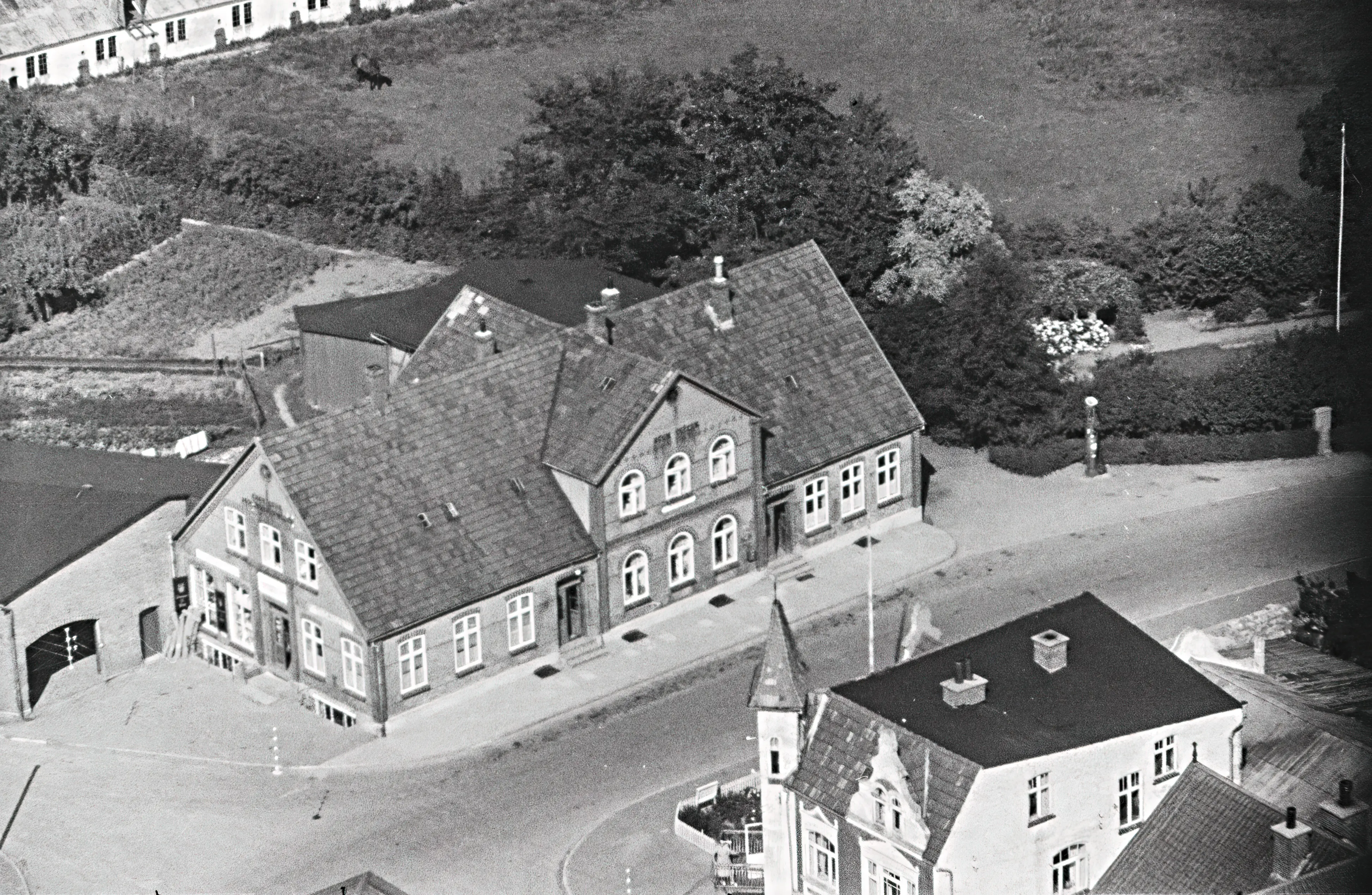 Billede af Varnæs Stationskro i dag er Rejsestalden/Gildesalen eneste tilbageblevne bygning. Billede af Varnæs Stationskro i dag er Rejsestalden/Gildesalen eneste tilbageblevne bygning.