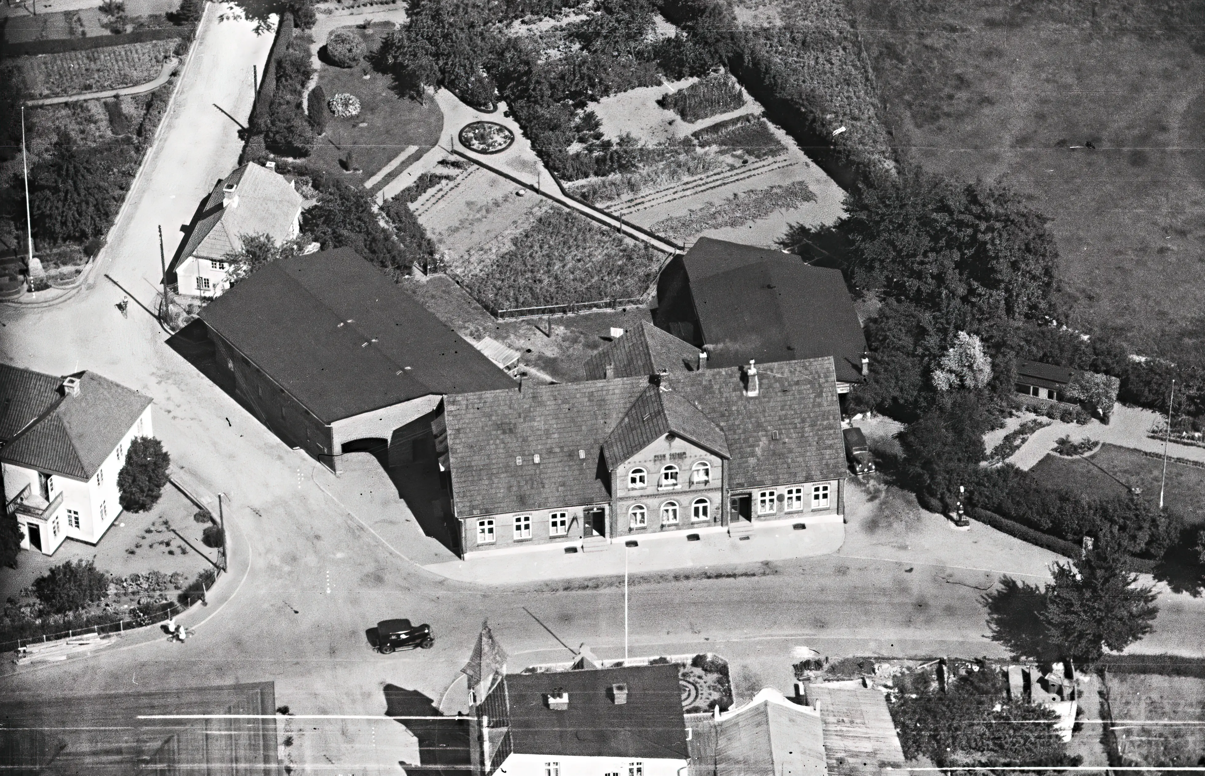 Billede af Varnæs Stationskro - i dag er Rejsestalden/Gildesalen eneste tilbageblevne bygning. Billede af Varnæs Stationskro - i dag er Rejsestalden/Gildesalen eneste tilbageblevne bygning.
