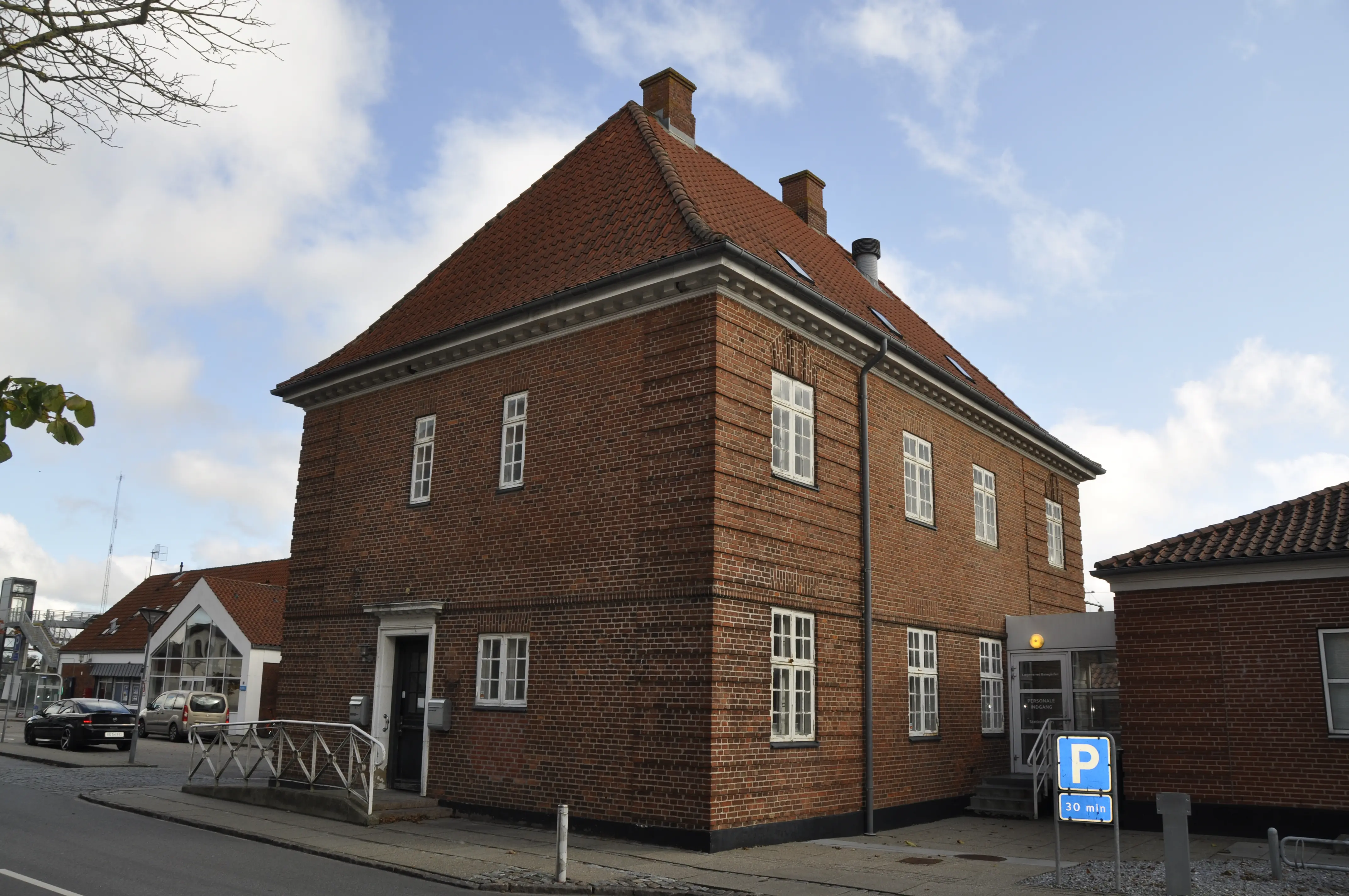Billede af Tinglev Station med det gamle posthus i forgrunden. Billede af Tinglev Station med det gamle posthus i forgrunden.