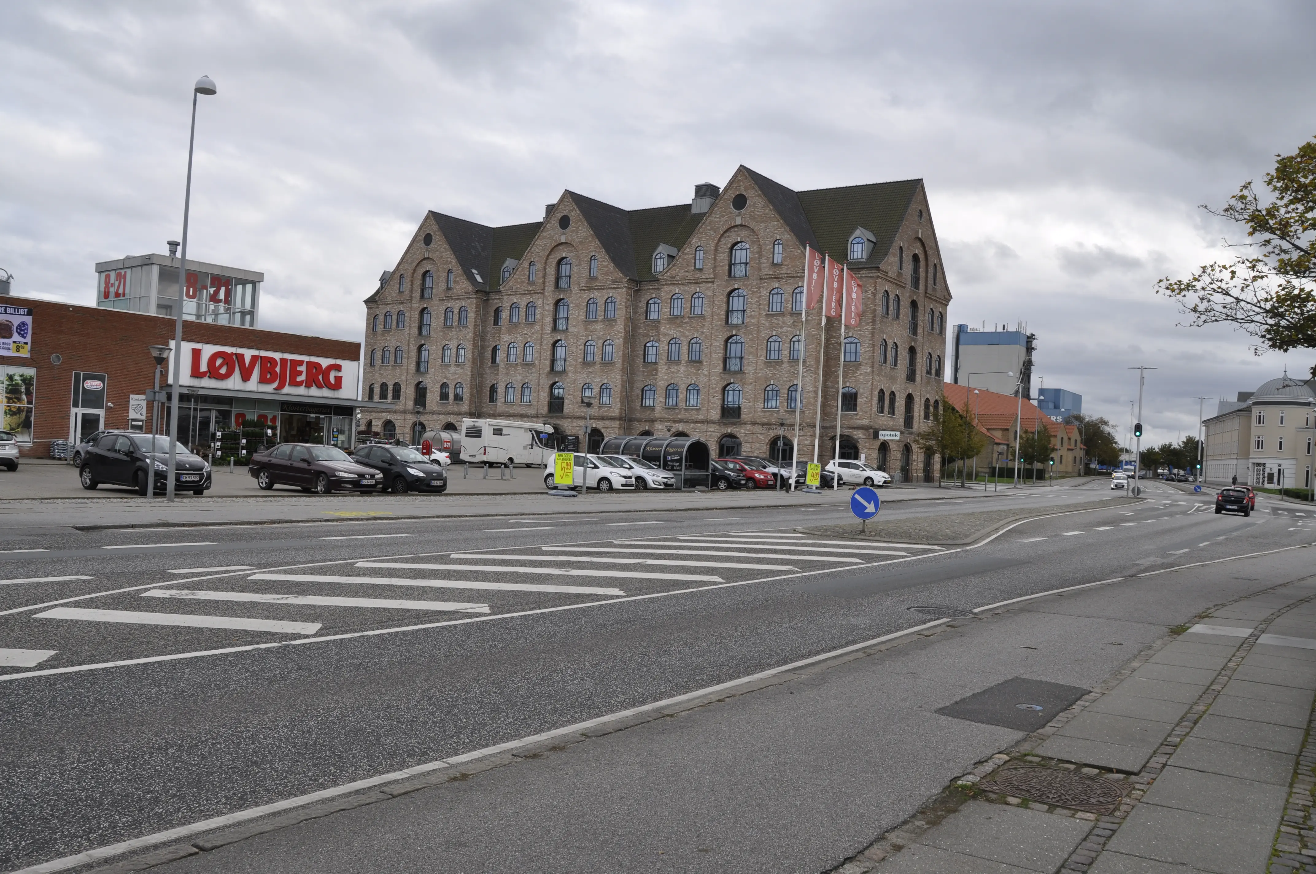 Billede af Aabenraa Amtsbanegård lå lige uden for Løvbjerg supermarked. Her set i retning mod Gråsten. Billede af Aabenraa Amtsbanegård lå lige uden for Løvbjerg supermarked. Her set i retning mod Gråsten.