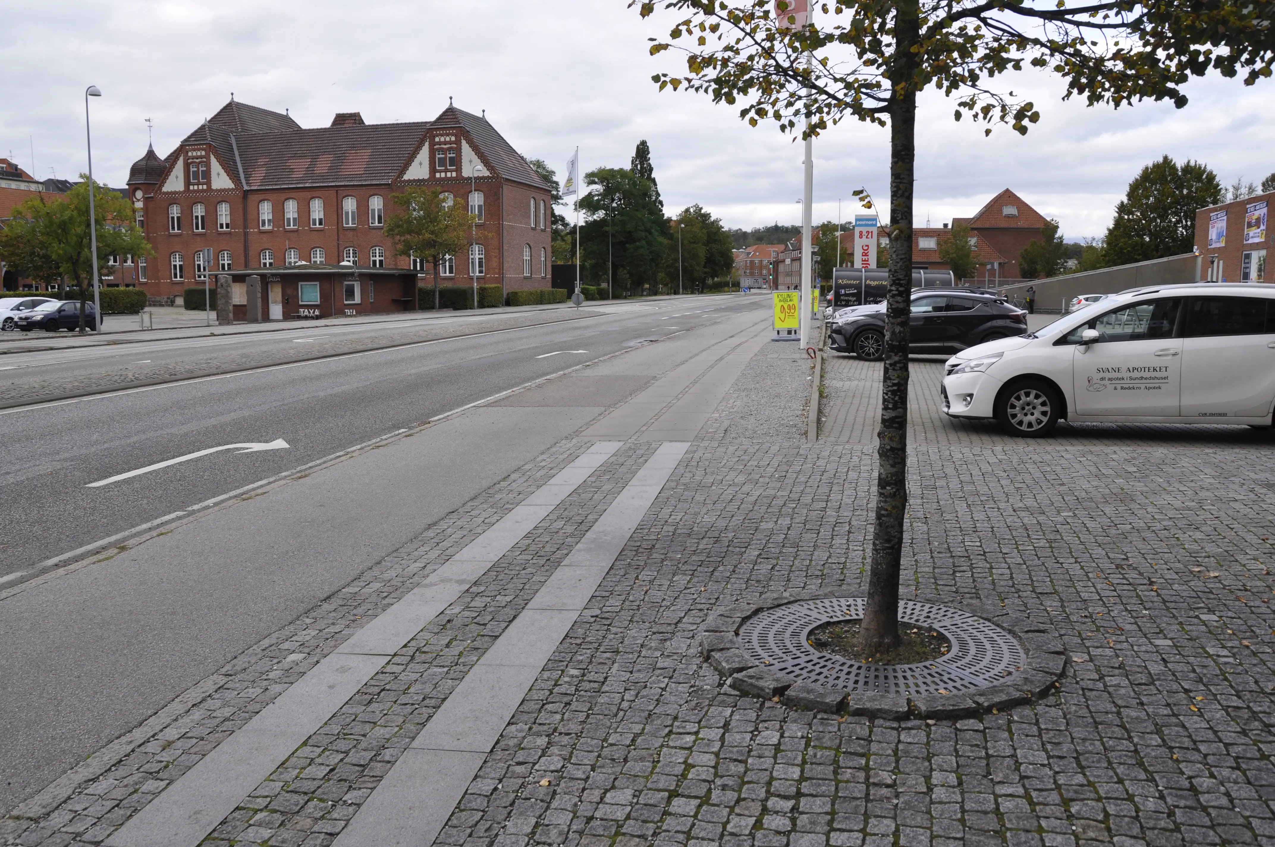 Billede af Aabenraa Amtsbanegård, som lå lige lige ved den første "knækpil" i billedet. Her set i retning mod Løgumkloster. Billede af Aabenraa Amtsbanegård, som lå lige lige ved den første "knækpil" i billedet. Her set i retning mod Løgumkloster.