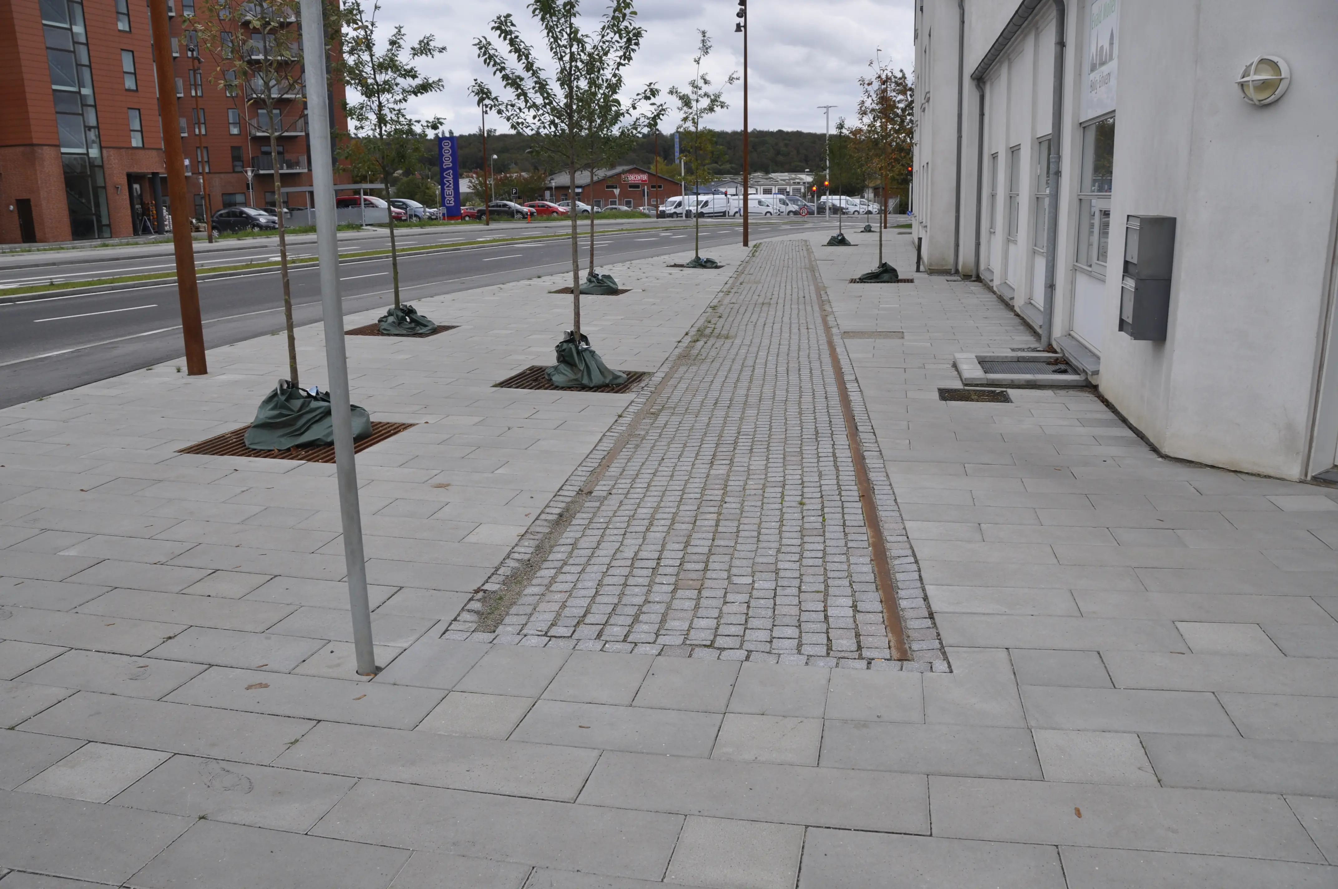 Ud for Aabenraa Station er der som en hyldest til den gamle havnebane lavet en skinne og brostens mosaik.